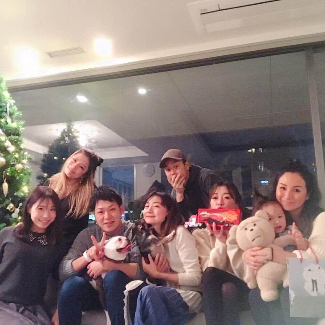 平山美香のインスタグラム：「平成最後のクリスマスホームパーティ🎄その２🎄神戸からの仲良しメンバーでクリスマス忘年会この日のメニューは、ローストポーク・フライドチキン・サラダ・マルゲリータ・アヒージョ・ポテトサラダetc... アップルパイも焼いてみました🍎✨ 息子のculture dayで手作りしたMOMOTAROの紙芝居読んだり、ほっこり楽しみました🤶 #christmas #クリスマス #merrychristmas #christmashomeparty #クリスマスホームパーティー #friends #平成最後のクリスマス」