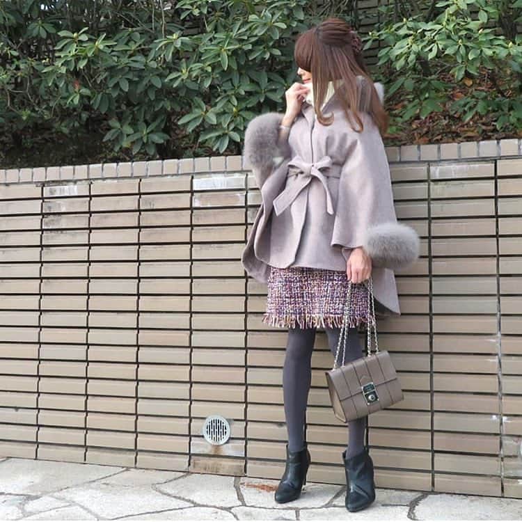 のインスタグラム：「クリスマスは思いっきり大人カワイイコーデを楽しむのが正解💕袖コンシャスなコートは街中で注目が集まりそう😍✨ Regram from @sora.kitty.sora　様 ・ 🔶🔸🔶🔸🔶🔸🔶🔸🔶🔸🔶🔸 ・ sora.kitty.sora#coordinate 💕 ・ ・ クリスマスイブは @feerichelu のツイードスカートを💞 カラフルなツイードが華やかで大人可愛い💕 台形シルエットもとってもきれい💜 . オフタートルのホワイトニットに、 @stanza_dolce さんのFOXファー付きポンチョコートを羽織ったよ☃️ ウール100%で暖か💄 袖があるから動きやすいの🎄 ファーは取り外し可能だよ🤭 ・ ・ ✔️アウター… @stanza_dolce ▶️11-72-118 ✔️トップス… #トップス：#pierrot @pierrot_shop (b1706-013202) ✔️ボトムス… @feerichelu @joint_space ▶️fch612-0201-2 ✔️シューズ… @outletshoes_official ▶️38322 ✔️バッグ… @tottie_bag ✔️アクセ… @naotjewelry2010 ・ ・ #ママコーデ #ルーファ #プチプラコーデ #アクセサリー #今日のコーデ #シンプルコーデ #カジュアルコーデ #コーディネート #アラサーコーデ #アラフォーコーデ #大人女子 #大人カジュアル #きれいめカジュアル #大人可愛い #r_fashion #楽天お買い物部 #ラクジョ #プチプラ #locari #pr #stanza_dolce #アウトレットシューズ #feerichelu #feerichelu_style #ツイードスカート #ミニスカート #ポンチョコート ・ ・」