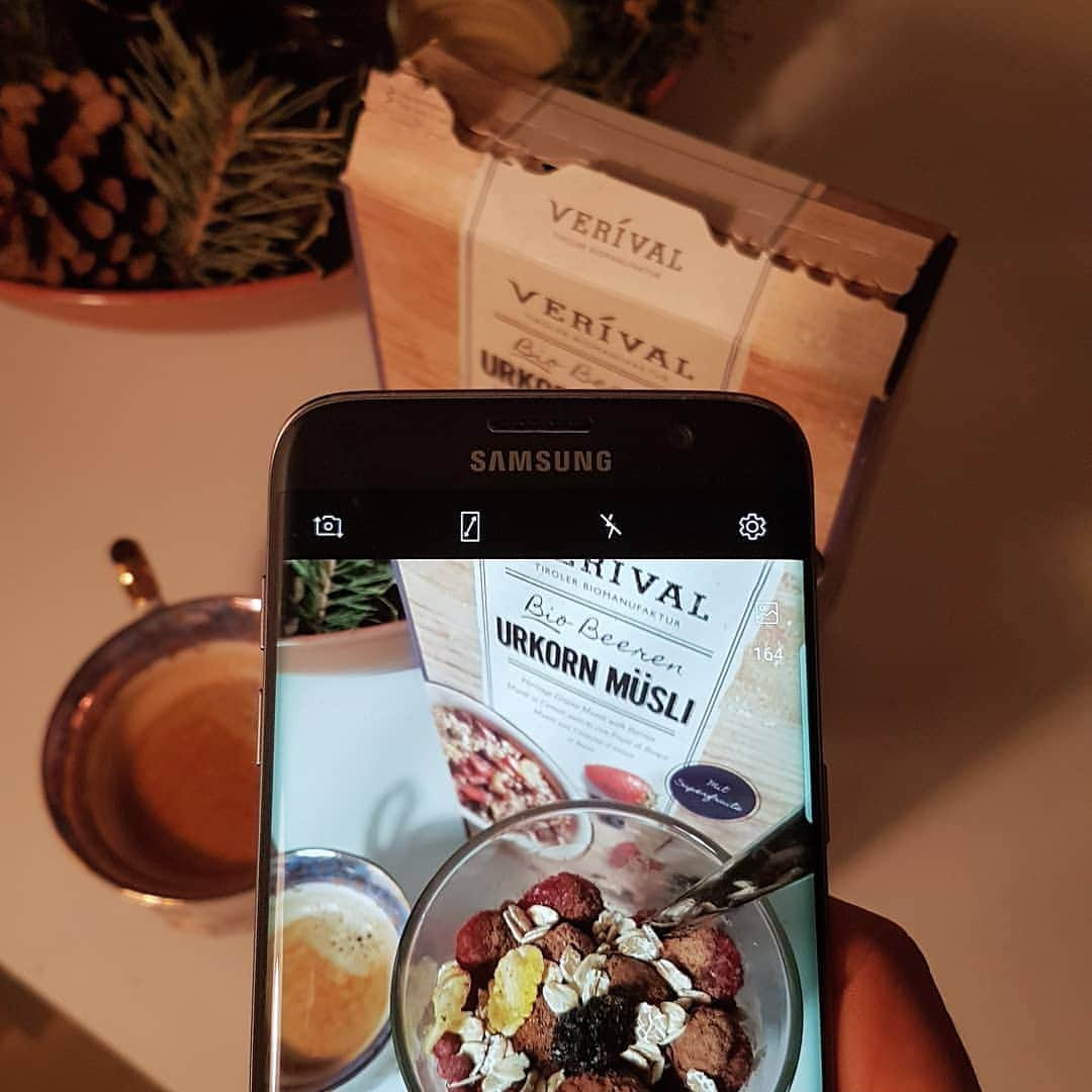 マグダレナ・ロックのインスタグラム：「Merry Christmas everyone! 🌲❤ Time for family, good food and to slow down.  Happy that I get supported by @verivalbio.  #verival #goodfood #christmas」