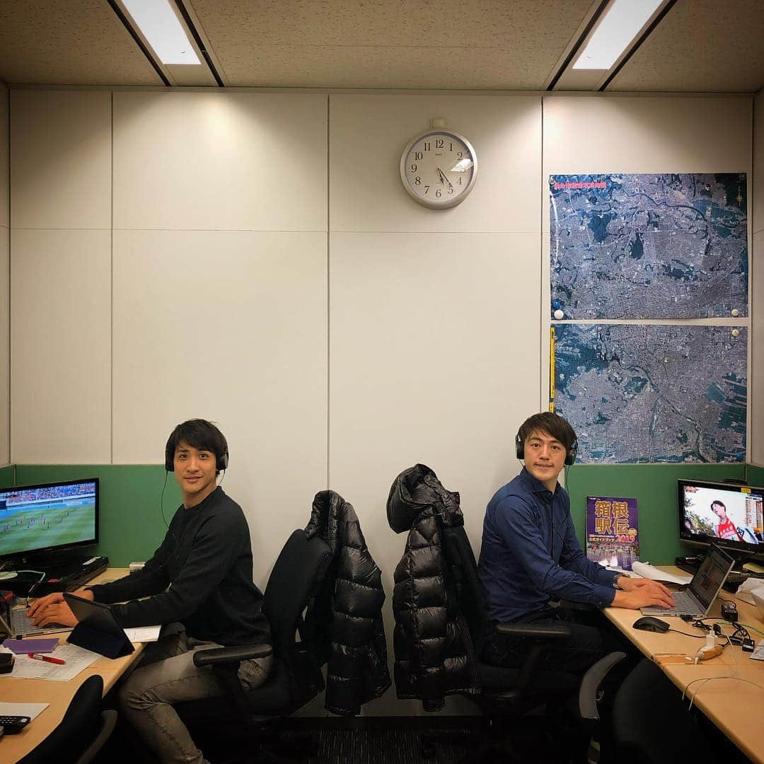 山本紘之さんのインスタグラム写真 - (山本紘之Instagram)「高校サッカーと箱根駅伝。 梅澤廉アナも頑張ってます。  #高校サッカー選手権 #箱根駅伝 #日テレアナ #梅澤アナ #梅澤廉 #あと俺 #山梅コンビ #実は彼の新人時代のチューター #指導係でした #成長著しい #髪の毛チリチリ #笑い方が変」12月25日 17時30分 - yamamoto_hiroyuki.ntv