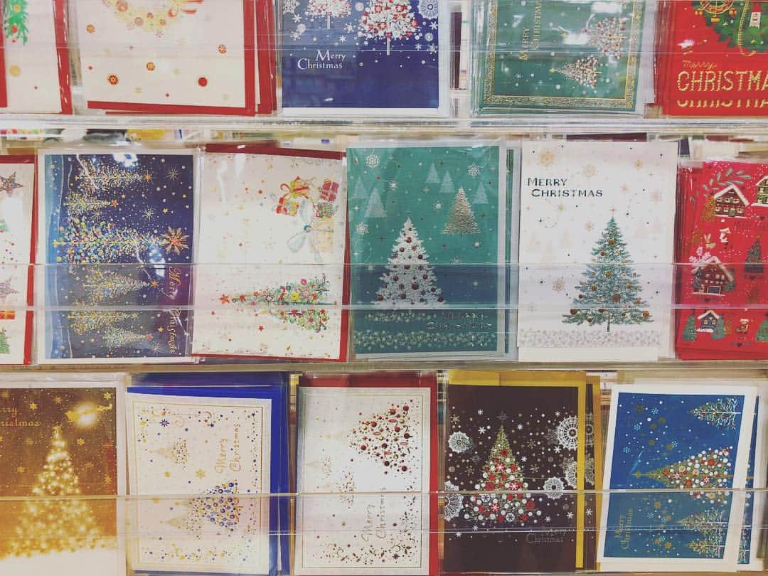 近野成美のインスタグラム：「Christmas card❄️ かわいいのがたくさん^ ^  タイミングが合わず、誕生日プレゼントを渡し損ねてしまっている友人が何人かいたので、良い機会だからXmasプレゼントとして送らせてもらいましたぁ🎁☺️💕 #merryChristmas #SantaClaus #サンタクロース #コンタクロース #コンタクトみたい👀 #素敵なクリスマスを🎄✨」