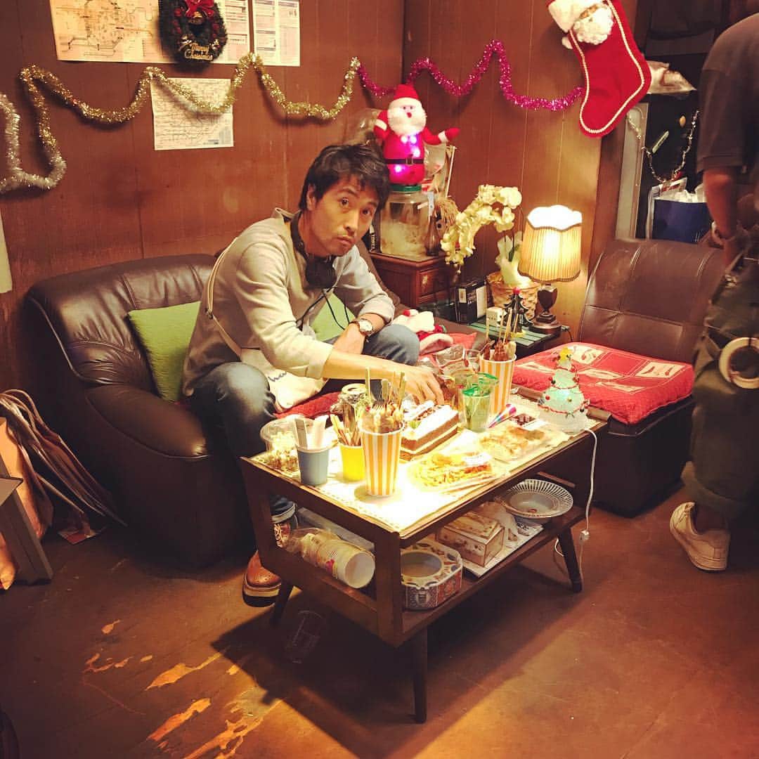TBS「ルームロンダリング」さんのインスタグラム写真 - (TBS「ルームロンダリング」Instagram)「. メリークリスマス💫🎄❤️ in イカヅチ不動産🏠  片桐監督、なにか食べてます。。。笑👻 . . #片桐健滋 #ルームロンダリング #TSUTAYAプレミアム」12月25日 17時33分 - roomlaundering