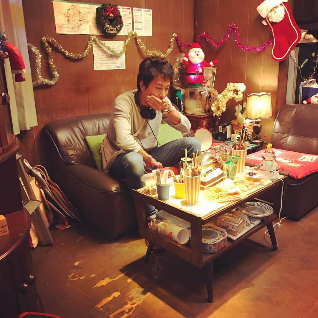 TBS「ルームロンダリング」のインスタグラム：「. メリークリスマス💫🎄❤️ in イカヅチ不動産🏠  片桐監督、なにか食べてます。。。笑👻 . . #片桐健滋 #ルームロンダリング #TSUTAYAプレミアム」