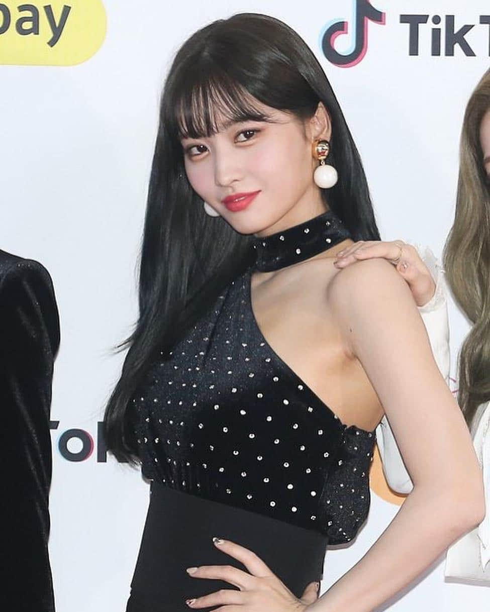 モモさんのインスタグラム写真 - (モモInstagram)「♡ [Fantaken] 181225 - 2018 SBS Gayo Daejun Red Carpet -  #MOMO #트와이스 #모모 #平井もも #もも #TWICE © press」12月25日 17時47分 - momojype