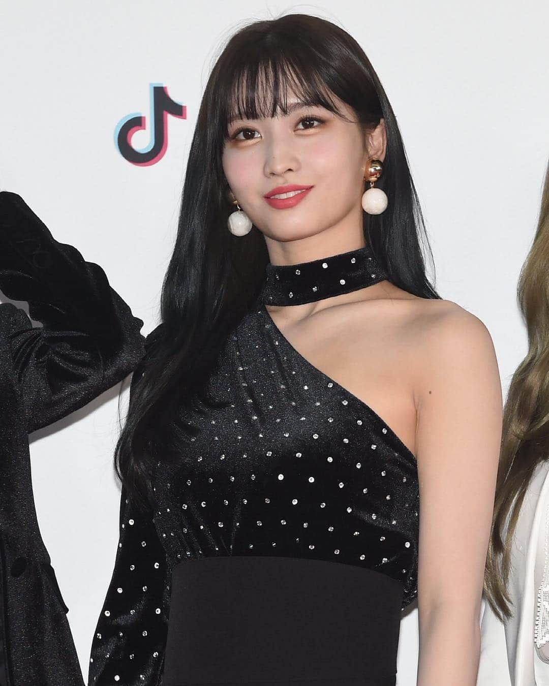 モモさんのインスタグラム写真 - (モモInstagram)「♡ [Fantaken] 181225 - 2018 SBS Gayo Daejun Red Carpet -  #MOMO #트와이스 #모모 #平井もも #もも #TWICE © press」12月25日 17時47分 - momojype