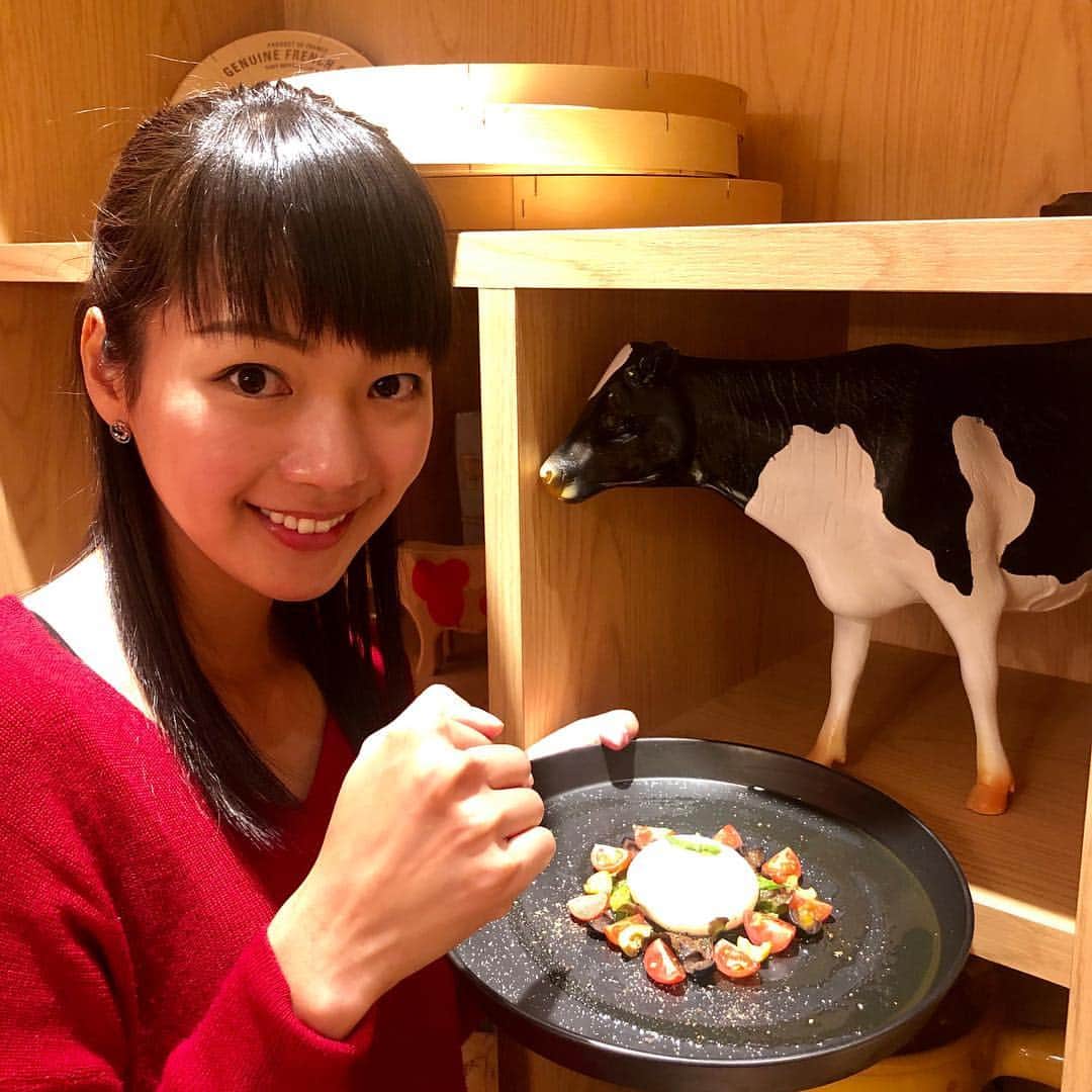 紀真耶さんのインスタグラム写真 - (紀真耶Instagram)「ロケで伺ったチーズ専門店の中には牛の置物や絵がたくさん♡チーズ好きの方が大勢訪れていましたよ(^^) #チーズ大好き #チーズクラフトワークス #jチャンネル #テレビ朝日 #アナウンサー #紀真耶」12月25日 18時38分 - maya0kino