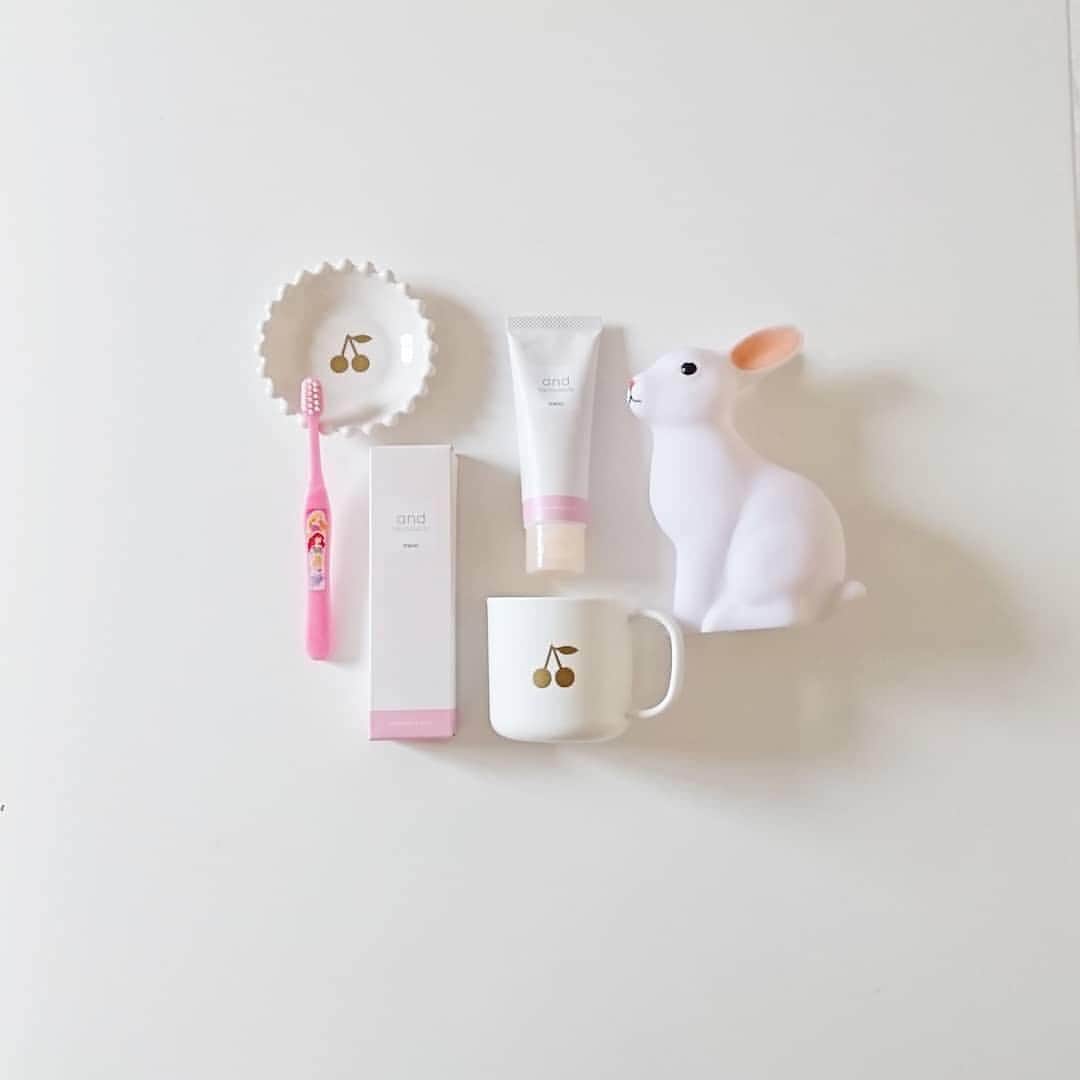 ［歯みがき粉］and strawberry mintのインスタグラム：「Merry  Christmas 🎄✴︎﻿ ﻿ 今日は、プレゼントのおもちゃみたいに﻿ かわいく撮っていただいた﻿ @carrie_mri さんのレビューをご紹介します🐰﻿ ﻿ ——﻿ ﻿ ストロベリーミントフレーバー。﻿ 使ってみると、からすぎない爽やかなミント。﻿ ストロベリーがなんだか懐かしい味♡﻿ 大人になってから、フレーバーつきってなかなか使ってなかったけど、こうゆうのいいな♡﻿ .﻿ .﻿ 娘のプリンセス歯ブラシを拝借して写真撮ったけどw﻿ こんなこども用の歯みがき粉がでたらうれしいな…♡﻿ .という要望。←﻿ ﻿ ——﻿ ﻿ @and_toothpaste﻿ ↪︎購入はトップのURLから！﻿ ﻿ 年末年始の配送は、12月28日〜1月6日まで﻿ お休みさせていただきます🙇‍♂️﻿ ﻿ #andストロベリーミント #and歯磨き粉」