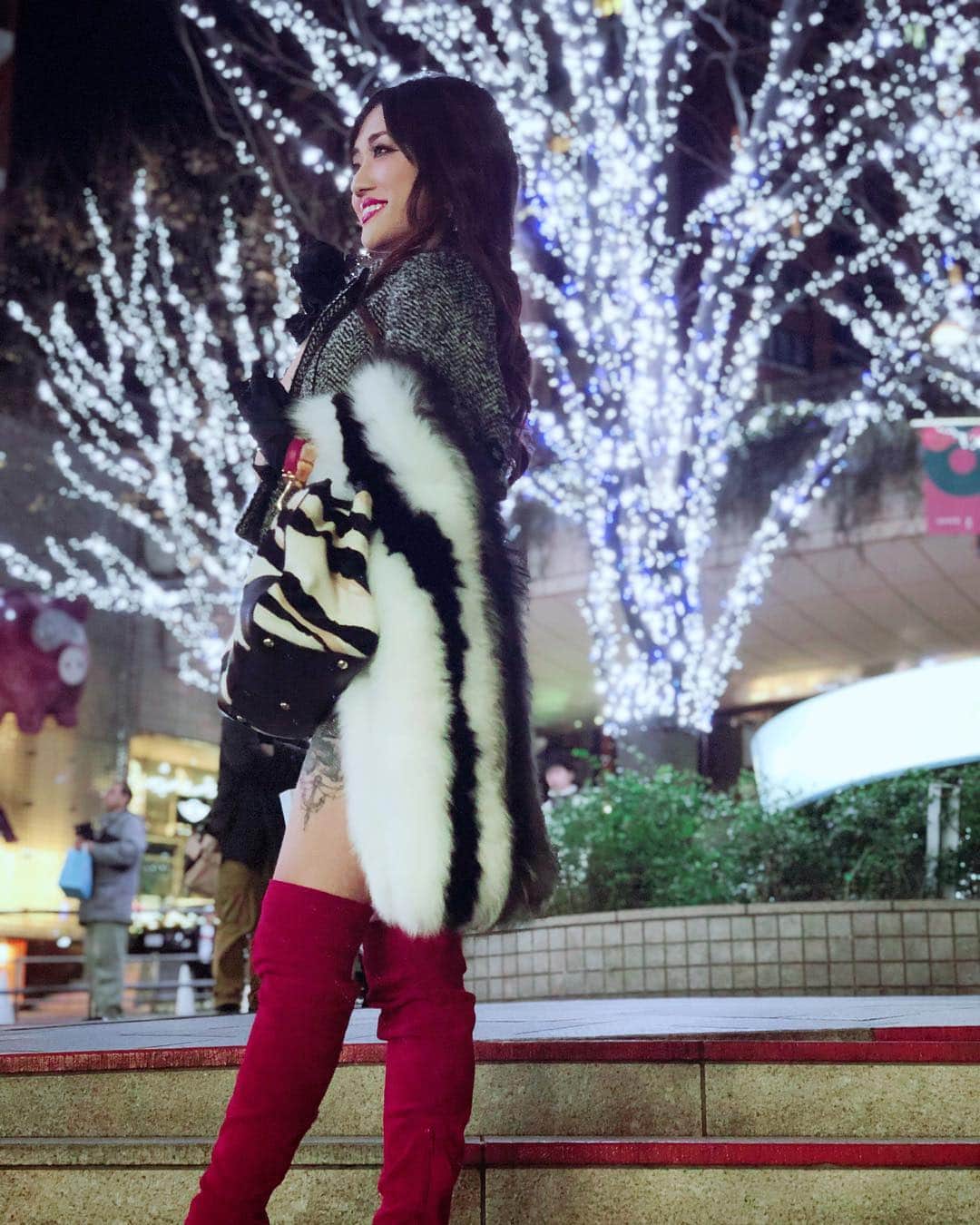 のインスタグラム：「. Merry Christmas 🎄 💕✨🎁 . #christmas #tree #christmastree #redboots #boots #illumination #gucci #diana #クリスマス #クリスマスツリー #ニーハイブーツ #イルミネーション #xmas #ファー」
