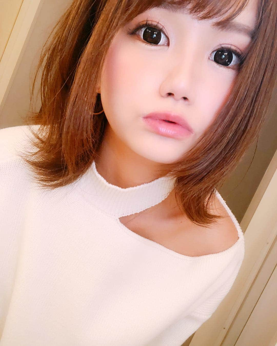 みもれもんさんのインスタグラム写真 - (みもれもんInstagram)「はみがきはみがき💋 そろそろホワイトニング行かなきゃだー💨 ・ ・ #クリスマス #xmas #このニットお気に入り #2018冬 #dholic #韓国 #プチプラコーデ #fashion #インスタグラビア #ショート女子 #みもれ」12月25日 18時47分 - mimore_mon0929