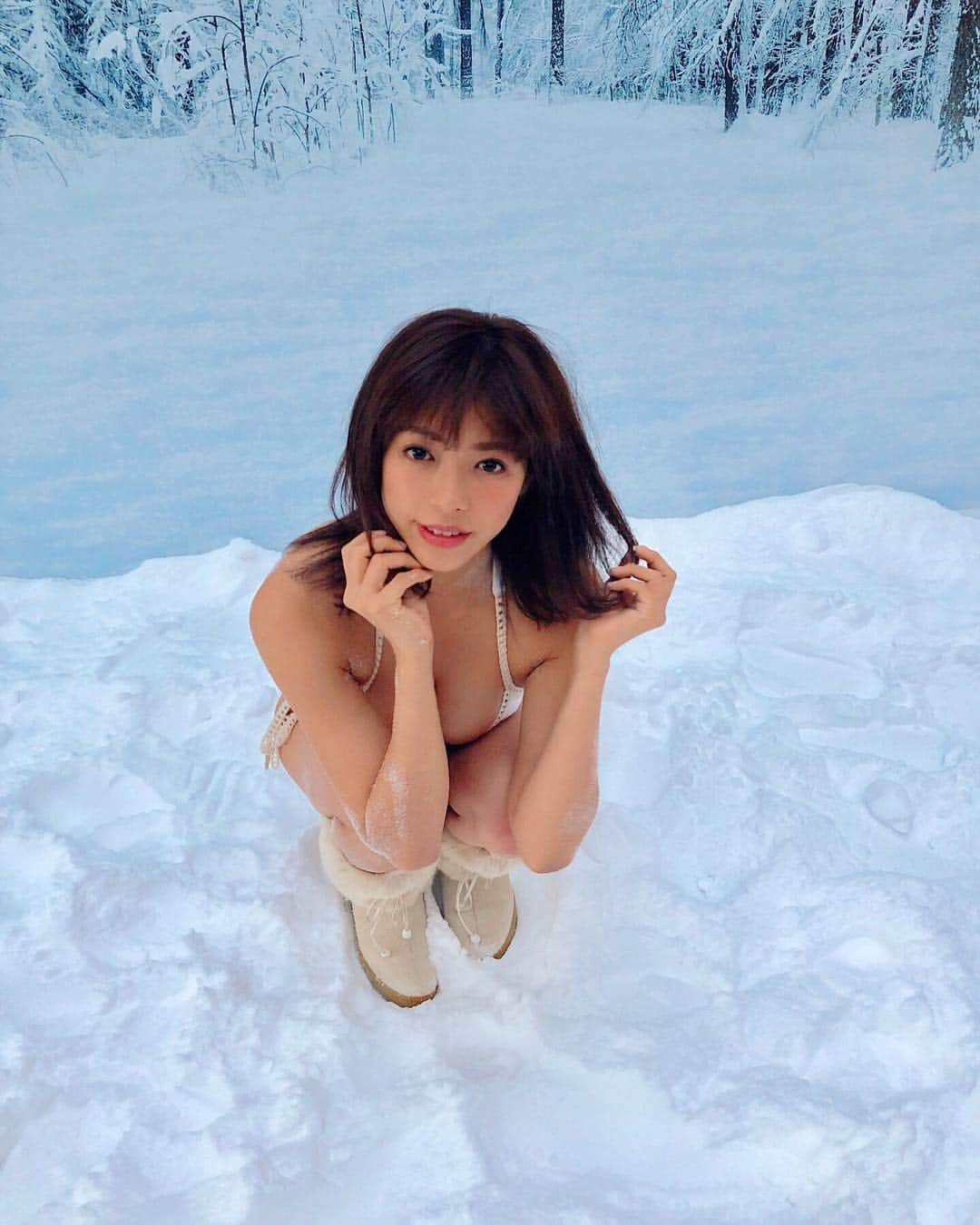 わちみなみのインスタグラム：「今夜23:00〜  ドラゴン堀江です❗️ 今夜は第8回でした😊  是非みてください✨ ヤンマガのオフショットも どうぞ、、みてね🎄🎅 手に塩。です！  #ドラゴン堀江 #わちみなみ #ヤングマガジン #今夜 #東大」