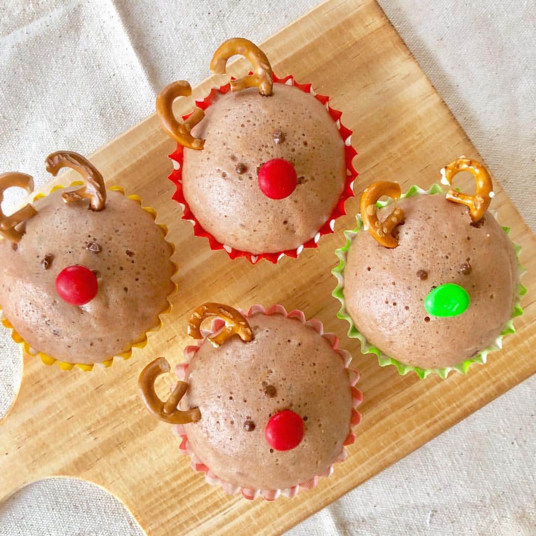 清水麻璃亜のインスタグラム：「#シミズキッチン トナカイ蒸しパン * クリスマスシリーズ最後はトナカイ蒸しパン！ SNSでみて、真似してつくってみました😂笑 ココア味の蒸しパンを、プレッツェルとチョコでトナカイに変身させました〜 実は、失敗作もありまして。。。 それはTwitterに載せたのでみてみてください☆ * メリークリスマス🎅🎄 #トナカイ #クリスマス料理 #蒸しパン #お菓子作り #クッキングラム  #デリスタグラマー」