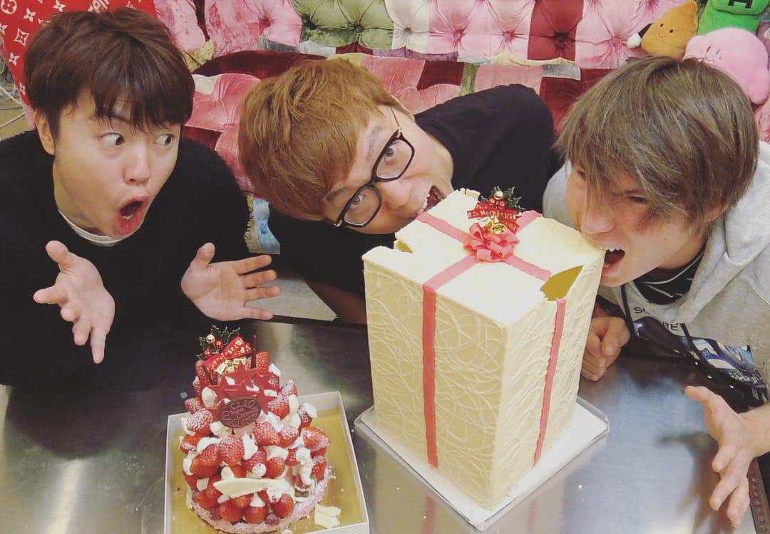 HIKAKINのインスタグラム：「クリスマスは男３人で箱ごと食べられる巨大ケーキの大食いで、メリークルシミマスでした…🥶めちゃ美味しかったw🤣✨ヒカキンTVに食べてる動画あげたので是非ご覧あれ😎🍰🎂🎄🎅 #クリスマス #ケーキ #インスタ映え」