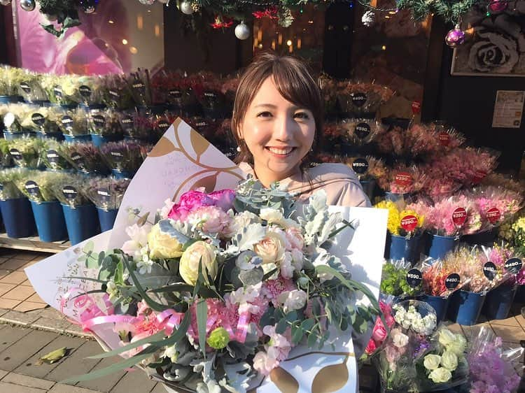 森遥香さんのインスタグラム写真 - (森遥香Instagram)「💐💐💐 . . 明日は年内最後の #ZIP! 出演です！ 森サンタになって可愛い子供たちにサンタさんへのお願いを聞いてきました🎅 皆んなとってもめんこいので、ぜひご覧ください✨ . . #この間のロケの写真 #せめてXmasっぽい写真を載せてみました .」12月25日 19時32分 - moriri_h