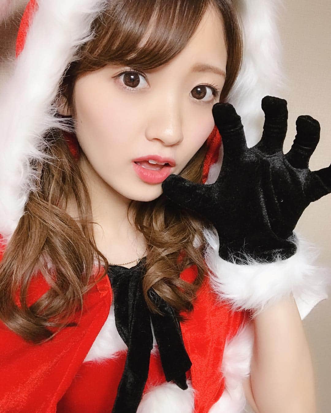 村瀬葵のインスタグラム：「・ プライベートでサンタコスしたの 初めてだったから ノリノリで撮ってしまった🤫❤️ 着るだけで楽しかった！ もっと前からホームパーティーとか しておけば良かったなぁ🤔💭 ・ #merrychristmas #christmas #today #santaclaus #santa #cosplay #homeparty #enjoy #selfie #photo #instagood #instagram #instafashion #instaphoto #メリークリスマス #クリスマス #サンタコス #サンタクロース」