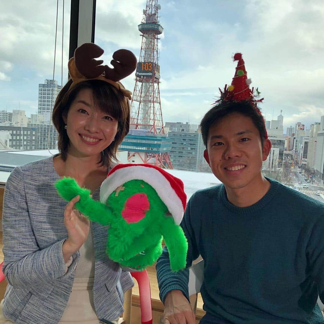 五十幡裕介さんのインスタグラム写真 - (五十幡裕介Instagram)「クリスマスLINE LIVE 見て下さった方、ありがとうございました！ 森さんとのトーク、だいぶ緩かったけど、 大丈夫だったかな…(笑)。 クリスマスが終われば、いよいよ1年の終わり。 やり残しのない2018年に✊  #LINELIVE #飛び入り参加 #クリスマス #聖なる昼 に #お送りしました #SNSにアップされる #数多くのクリスマス関連の写真を見て #ずっと仕事していました(笑) #クリスマスに仕事をするのも悪くない #当日よりも前に #パーティー には参加 #楽しかった #冬の思い出 #2018年 #残り6日 #やり切ろう #出し切ろう #1年の締めくくり #森さやか アナウンサー #トーク楽しかったです！ #HTB #アナウンサー #五十幡裕介」12月25日 19時45分 - htb_isohatayusuke