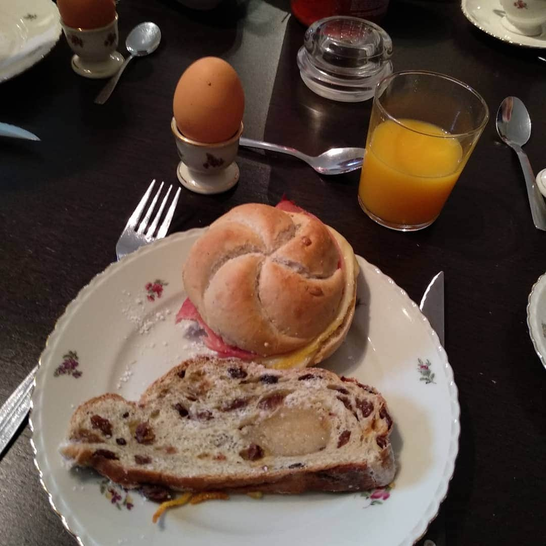 バスさんのインスタグラム写真 - (バスInstagram)「Presents unwrapped✔️ Christmas Breakfast with Dutch xmas bread✔️ The breakfast table has been cleared, so Grandad has started to prepare for the main course by peeling the potatoes! (He must be bored of us already) 😂  Merry Christmas everyone! 🎅🦌🎁🎄🇬🇧🇳🇱 Leave a comment if you've had a 🍗KFC🍗 today! (Is it still a tradition in 🇯🇵?) #MerryChristmas #Breakfast #DutchBreakfast #kerstbrood #marzipan」12月25日 19時51分 - basheemskerk_89