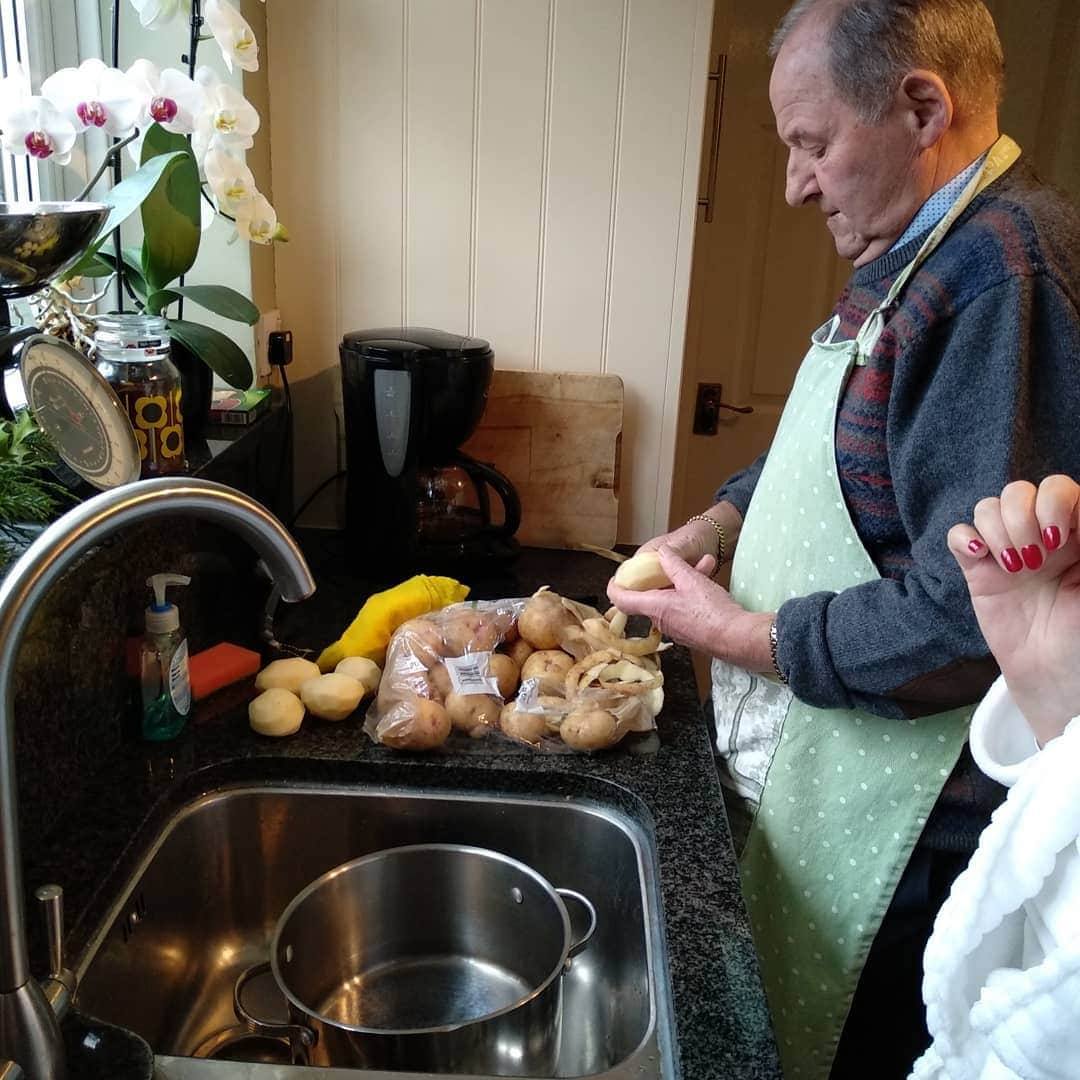 バスさんのインスタグラム写真 - (バスInstagram)「Presents unwrapped✔️ Christmas Breakfast with Dutch xmas bread✔️ The breakfast table has been cleared, so Grandad has started to prepare for the main course by peeling the potatoes! (He must be bored of us already) 😂  Merry Christmas everyone! 🎅🦌🎁🎄🇬🇧🇳🇱 Leave a comment if you've had a 🍗KFC🍗 today! (Is it still a tradition in 🇯🇵?) #MerryChristmas #Breakfast #DutchBreakfast #kerstbrood #marzipan」12月25日 19時51分 - basheemskerk_89