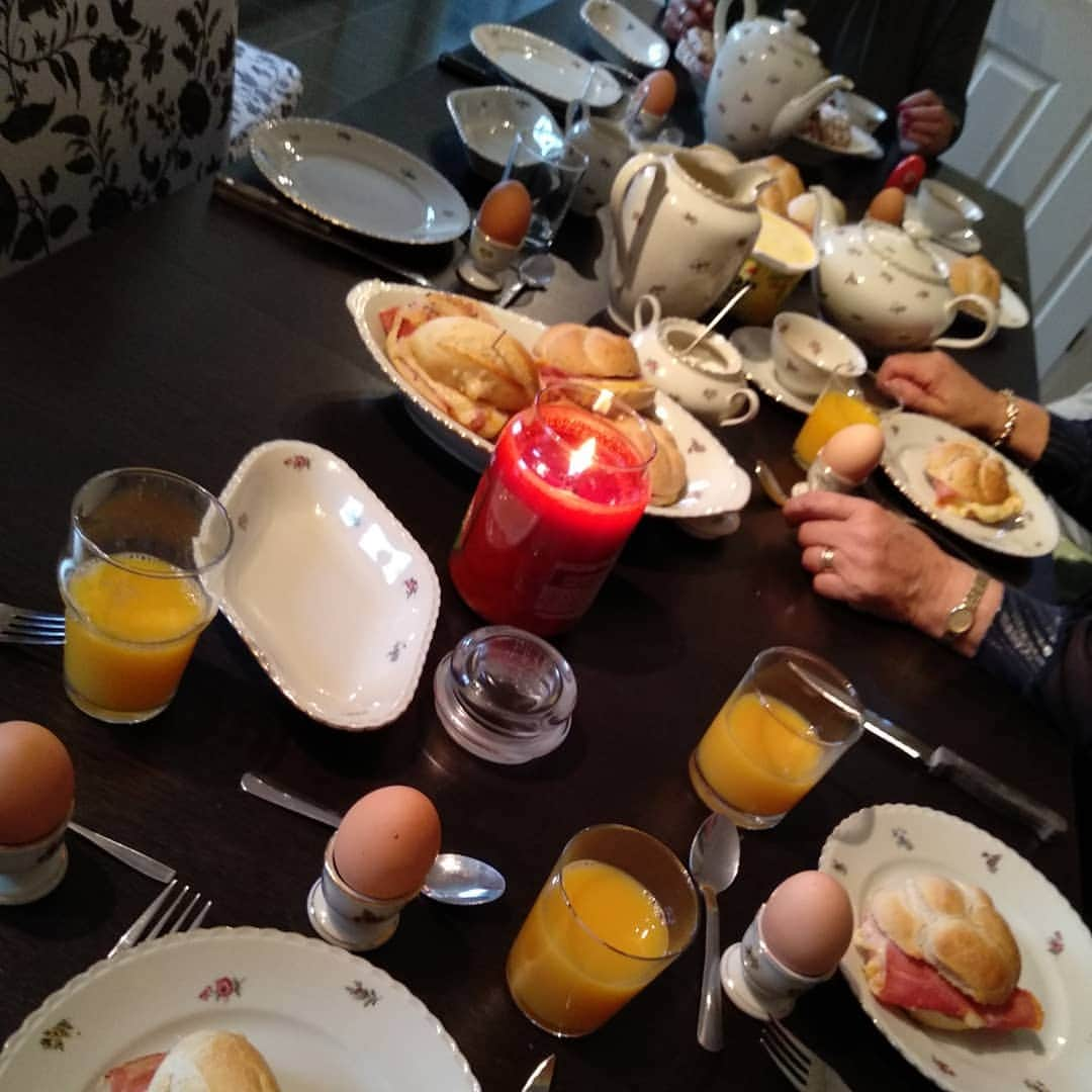 バスのインスタグラム：「Breakfast is served.  Merry Christmas!  #Christmas #Breakfast」