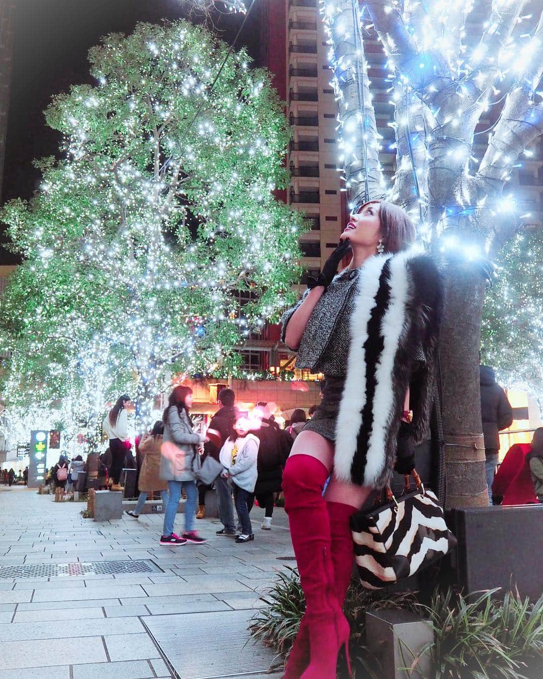五月千和加さんのインスタグラム写真 - (五月千和加Instagram)「. イルミネーション綺麗✨💕 . #イルミネーション #六本木 #東京 #クリスマス #ブーツ #ニーハイブーツ #クリスマスツリー #ツリー #イルミ #illumination #xmas #christmas #christmastree #tree #boots #tokyo #六本木ヒルズ #gucci #diana」12月25日 20時06分 - satsuki_senwaka