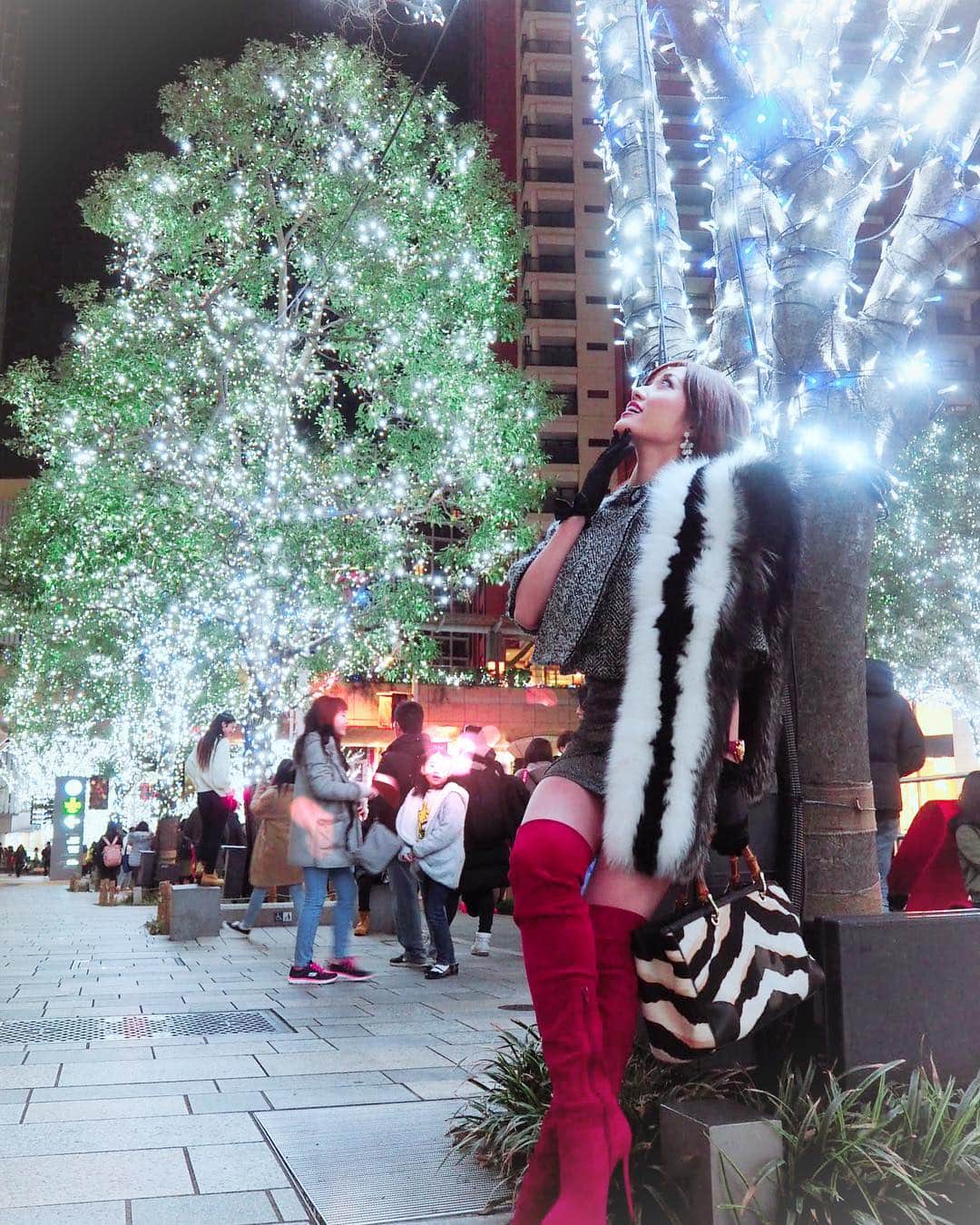 のインスタグラム：「. イルミネーション綺麗✨💕 . #イルミネーション #六本木 #東京 #クリスマス #ブーツ #ニーハイブーツ #クリスマスツリー #ツリー #イルミ #illumination #xmas #christmas #christmastree #tree #boots #tokyo #六本木ヒルズ #gucci #diana」