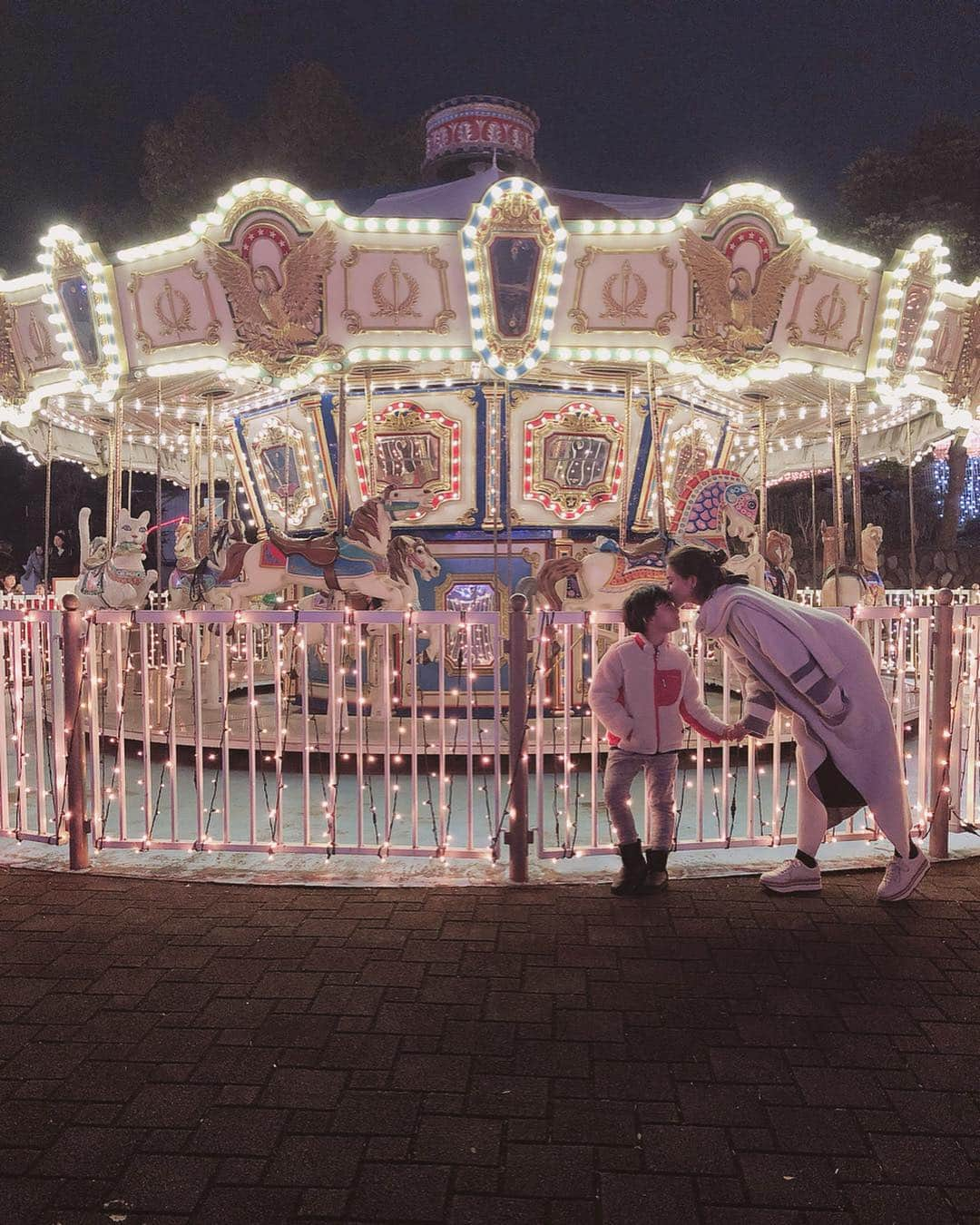 難波サキさんのインスタグラム写真 - (難波サキInstagram)「映画に出てきそうなノスタルジックな雰囲気のキラキラ光る素敵なメリーゴーランド🎪今まで見た中で一番タイプのメリーゴーランド✨🎠 #merrychristmas 🎄 #メリーゴーランド #相模湖イルミリオン」12月25日 20時07分 - sakinanba