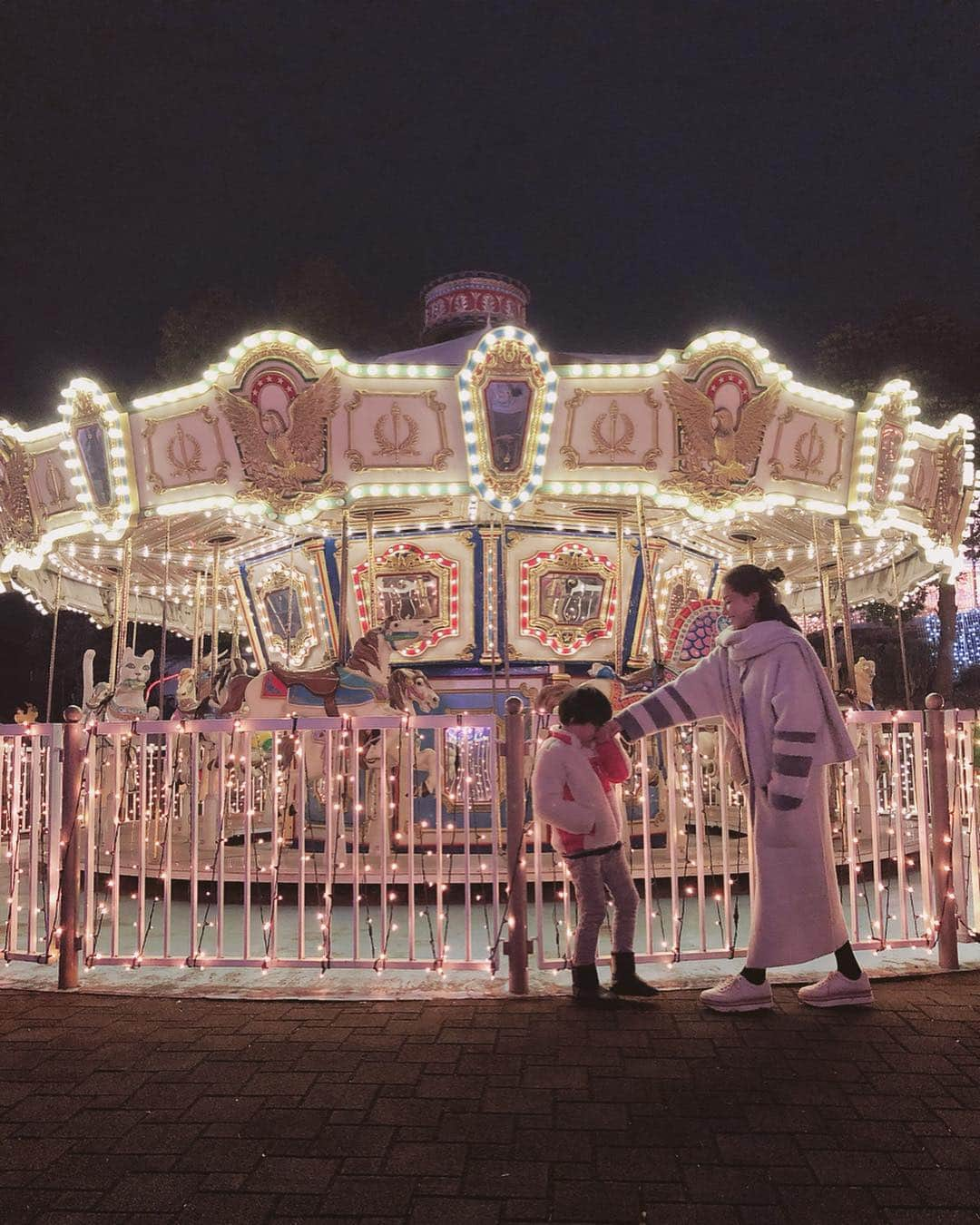 難波サキさんのインスタグラム写真 - (難波サキInstagram)「映画に出てきそうなノスタルジックな雰囲気のキラキラ光る素敵なメリーゴーランド🎪今まで見た中で一番タイプのメリーゴーランド✨🎠 #merrychristmas 🎄 #メリーゴーランド #相模湖イルミリオン」12月25日 20時07分 - sakinanba