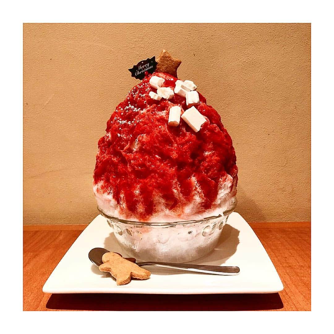 松井玲奈さんのインスタグラム写真 - (松井玲奈Instagram)「MerryX'mas  クリスマス氷！ いちごのソースが美味しくて、中にはカスタードとパイが！完全にストロベリーパイに。 外と中で別物の食べ物で幸せ。 クリスマス氷は華。 #かき氷 #かきごおりすと」12月25日 20時13分 - renamatui27