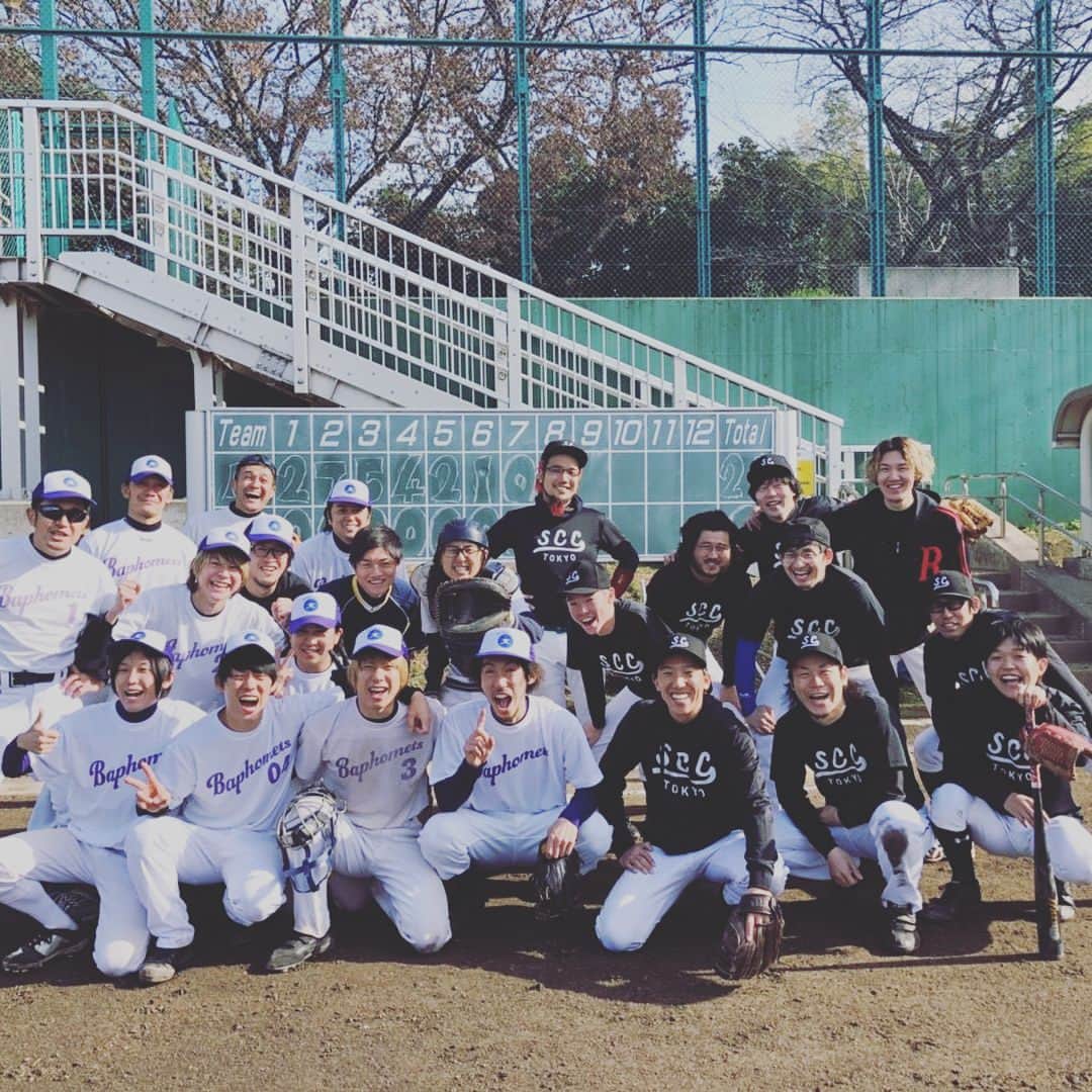 八木優樹のインスタグラム：「今年最後の試合を世田谷キャッチボールクラブさんとやらせて頂きました！まさかの先輩方とグラウンドで会えて嬉しかったです！ チームメイトのタカシ(鬼足速い)が新しくNEOscienceというバンドを始めたみたいです。楽しみだ！ #バフォメッツ #世田谷キャッチボールクラブ」