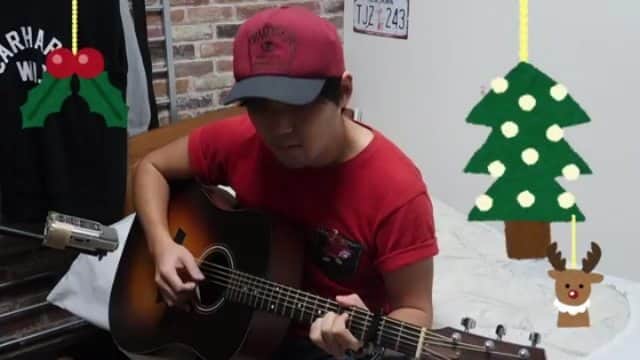 ジブリおじさんのインスタグラム：「🎄メリークリスマス🎄  ジブリの曲でクリスマスっぽいやつを選出して弾いてみました〜！ YouTubeのコメント欄見てると、既に何人かのクリぼっちさんを癒やしてる模様。笑  フルはプロフィール欄に記載してるURLからご覧ください！  良いクリスマスを🎄  Merry Christmas from Japan! I covered the theme of Princess Mononoke🎗️ #もののけ姫 #ソロギター #弾いてみた #ジブリ #ギター #クリスマス #princessmononoke #guitar #cover #pickariff」