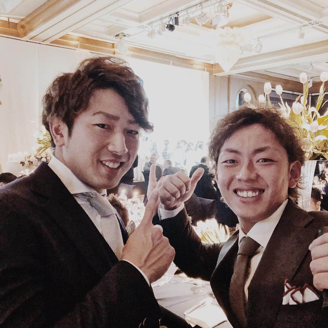 西田哲朗のインスタグラム：「メリークリスマス！ クリスマス過ぎるとすぐ正月がきますね。はやい。この間先輩の結婚式にいきました。グリフィンドール！おめでとうございます。 3838忘年会では松田さんやサッカー選手の方たちと楽しい会になりました。ありがとうございました。3838 24日のゆめタウントークショーにはたくさんの方にきていただきありがとうございました。15時からで9時半から並んでもらいびっくりしましたが感謝してます。頑張る力になりますね！ラジオで話したバナナ気づきましたかね？笑 まきはら？まきはら、、、 岡山・倉敷マスカットスタジアムの自主トレの件ですが1月7日から11日までが第1クール、13から15までが第2クール、17から20までが最終クールです。13.14は室内のみです。9時半から14時半くらいまで練習予定です。観に来られる方のためにスタンドは解放しています。 そして夜は岡山市内の(駅前繁華街)WBというお店にご飯にいくのがほとんどだと思うので来られる方は是非。ウェルカム交流です。(いない日もあります) 水曜は定休日です。それではよい年末を。 #今宮健太#西田哲朗 #結婚式#ザリッツカールトン東京 #松田宣浩#アビスパ福岡#岩下敬輔#ベガルタ仙台#キムジョンヤ#sendaibase #牧原大成 #岡山#倉敷#倉敷マスカットスタジアム#WB#侍います#えび#もも#バナナ#栗#チェスト#uabaseball#アンダーアーマー」
