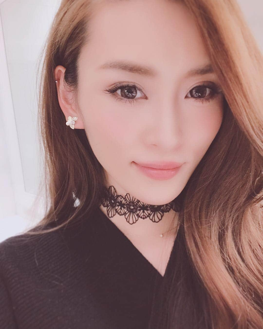 新立美香のインスタグラム：「Merry Christmas🎄✨ こないだYouTubeLIVEでみんなと相談したメイクで過ごした💄 またちゃんとメイクの写真あげますー😌  #merrychristmas #christmas #クリスマス #🎄#✨#❤️」