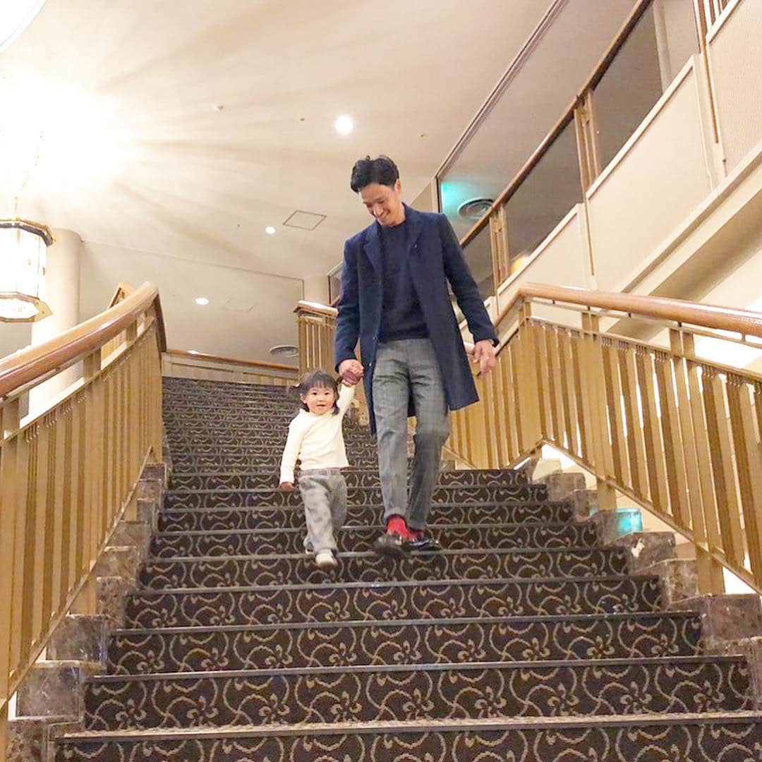kazuki iwaiのインスタグラム：「今日は6回目の結婚記念日👏🏾 沢山辛い思いもしてきたけど今が1番幸せと思えるのは嫁さんのおかげ👨‍👩‍👧 いつもありがとう😌 . #父娘#家族#親バカ部 #Christmas#family#love」
