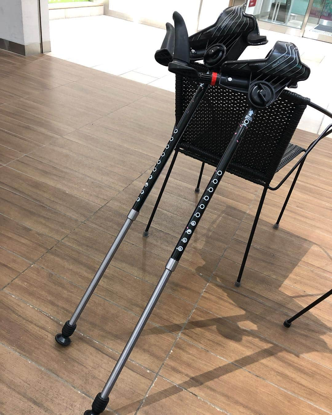 興梠友理さんのインスタグラム写真 - (興梠友理Instagram)「【受傷18日目】 Smart Crutch Genious (スマート・クラッチ ジーニアス) ・ These are really great crutches, worth spending the money on them👍😉 ・ 怪我の診断を受けて、かなりの長期戦になることがわかってから速攻で購入しました。 ・ 怪我をしてから最初の1週間は、救急病院で購入した普通の松葉杖を使っていたけど、手がすぐ痛くなって移動が辛すぎたので、何かいいものはないかと思って見つけたのがこの松葉杖でした。 ・ 調べたらレンタルもできたけど、4ヶ月以上使うなら買った方が得とのことだったので迷わず購入。 ・ 結果、大正解でした👍 ・ 腕で体をかなり支えられるから、普通の松葉杖よりもかなりスムーズに移動できるし、何より手への負担がかなり軽減され、移動できる距離も伸びました✨ ・ 一日中使うものだし、これからも当分お世話になるから、高くても価値ある買い物でした😊 ・ ちなみに、インナーマッスルや上体の力が弱い人には不向きみたいですが、私はクライミングしていたおかげでその点は問題なしでした👌 ・ でも、いくらスムーズに動けるといっても、やっぱり松葉杖での移動は全身運動しているようなものなので、休み休みしか移動できないし、長時間は無理ですけどね😅 ・ #ろぎ子の復活までの記録 #膝脱臼 #複合靭帯損傷 #前十字靭帯断裂 #後十字靭帯断裂 #内側側副靱帯断裂 #スマートクラッチ #スマートクラッチジーニアス #smartcrutch #smartcrutchgenious #松葉杖 #ロフストランドクラッチ #nevergiveup #roadtorecovery #kneeinjury #kneeinjuryrecovery #kneeinjuryrehab #multipleligamenttears #aclrecovery」12月25日 20時59分 - yuri_rogi