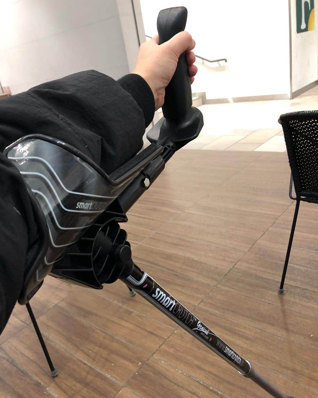 興梠友理さんのインスタグラム写真 - (興梠友理Instagram)「【受傷18日目】 Smart Crutch Genious (スマート・クラッチ ジーニアス) ・ These are really great crutches, worth spending the money on them👍😉 ・ 怪我の診断を受けて、かなりの長期戦になることがわかってから速攻で購入しました。 ・ 怪我をしてから最初の1週間は、救急病院で購入した普通の松葉杖を使っていたけど、手がすぐ痛くなって移動が辛すぎたので、何かいいものはないかと思って見つけたのがこの松葉杖でした。 ・ 調べたらレンタルもできたけど、4ヶ月以上使うなら買った方が得とのことだったので迷わず購入。 ・ 結果、大正解でした👍 ・ 腕で体をかなり支えられるから、普通の松葉杖よりもかなりスムーズに移動できるし、何より手への負担がかなり軽減され、移動できる距離も伸びました✨ ・ 一日中使うものだし、これからも当分お世話になるから、高くても価値ある買い物でした😊 ・ ちなみに、インナーマッスルや上体の力が弱い人には不向きみたいですが、私はクライミングしていたおかげでその点は問題なしでした👌 ・ でも、いくらスムーズに動けるといっても、やっぱり松葉杖での移動は全身運動しているようなものなので、休み休みしか移動できないし、長時間は無理ですけどね😅 ・ #ろぎ子の復活までの記録 #膝脱臼 #複合靭帯損傷 #前十字靭帯断裂 #後十字靭帯断裂 #内側側副靱帯断裂 #スマートクラッチ #スマートクラッチジーニアス #smartcrutch #smartcrutchgenious #松葉杖 #ロフストランドクラッチ #nevergiveup #roadtorecovery #kneeinjury #kneeinjuryrecovery #kneeinjuryrehab #multipleligamenttears #aclrecovery」12月25日 20時59分 - yuri_rogi