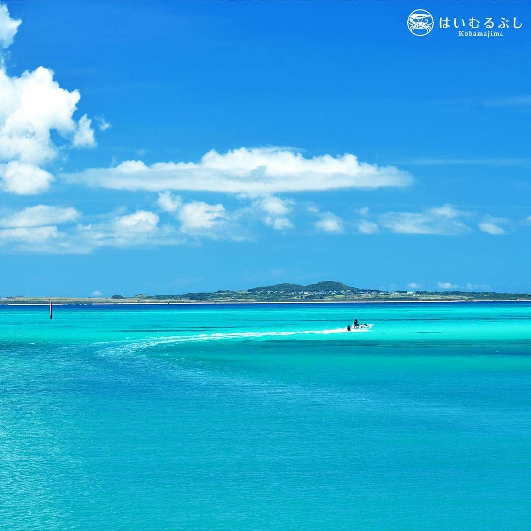 HAIMURUBUSHI はいむるぶしさんのインスタグラム写真 - (HAIMURUBUSHI はいむるぶしInstagram)「黒島から望遠レンズで小浜島を撮影。雲の切れ目から照らす陽射しが、サンゴ礁の海をより一層青く輝かせます。#沖縄 #八重山諸島 #黒島 #小浜島 #サンゴ礁 #海 #リゾート #ホテル #はいむるぶし #japan #okinawa #yaeyamaislands #kuroshima #kohamajima #coral #bluesea #beachresort #haimurubushi @masafumi_takezawa_okinawa」1月24日 0時20分 - haimurubushi_resorts
