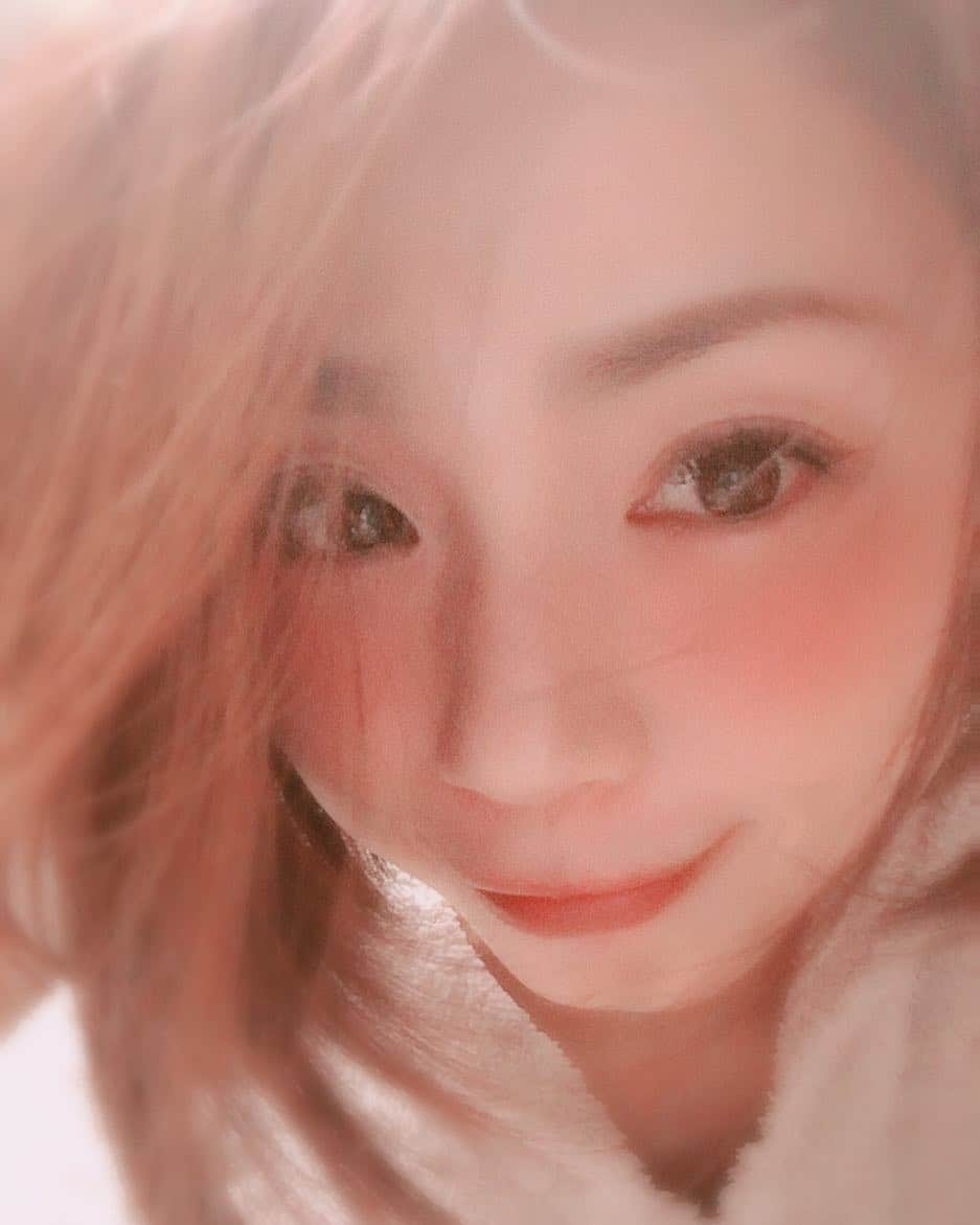 かすみりささんのインスタグラム写真 - (かすみりさInstagram)「🐰💕 ． 一個前の投稿で皆さんに聞いた、リップ何色がいいか、、、 ． ピンク系が多かったですね💄✨ ． 参考にします(❁´ ︶ `❁)*✲ﾟ* ． ありがとうございます😊❤️ ． お風呂入ってぬくぬく♨️ ． おやすみなさい(*˘︶˘人).｡.:*☆ ． #リップ#lipstick#口紅#カラー#ピンク#確かにピンク大好き#みんな答えてくれて嬉しかったです#ありがとうございます#お風呂入って#ポカポカ#おやすみなさい#goodnight」1月24日 0時34分 - risa_kasumi