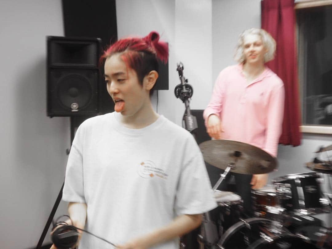 HARUHIのインスタグラム：「Recording with friends is fun  Jan. 2019 💥 by @the_growling_son  #blackandpink #haruhi」