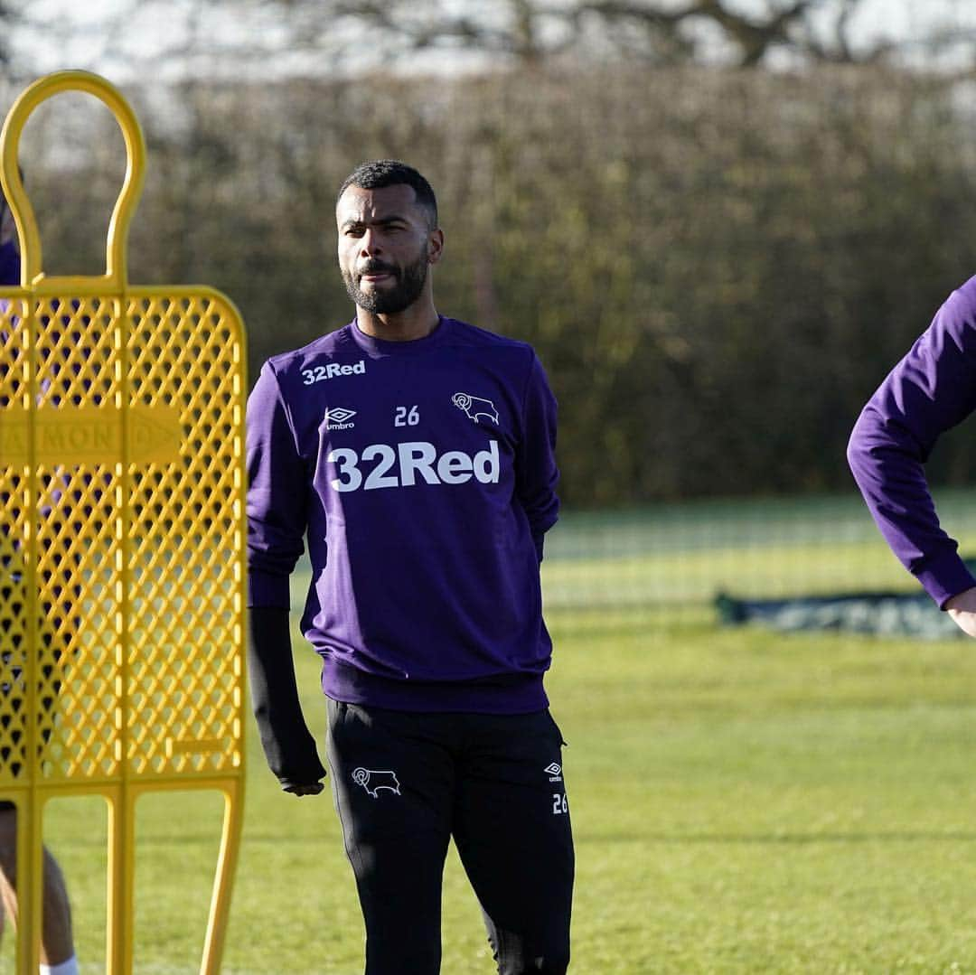 アシュリー・コールさんのインスタグラム写真 - (アシュリー・コールInstagram)「Good day working @dcfcofficial thanks to the boys for making my first days easy ⚽️🐏」1月24日 1時06分 - theofficialac3