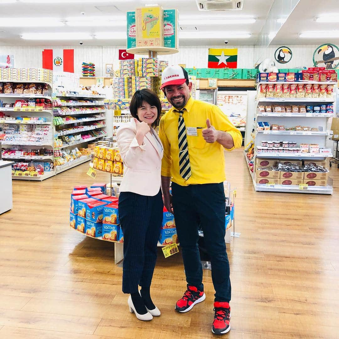 能登瑶子さんのインスタグラム写真 - (能登瑶子Instagram)「オレモデでコスプレしましたー！⚽️ 大泉町でブラジルを学べ🇧🇷 ということでブラジルらしい衣装を着てみました(^^) お肉やパンなどブラジルでよく食べる食材もスーパーやパン屋さんで体感してきました！ ジョナサンはこの大きなバーガーを食べきれるのか⁈ ぜひ2月21日(木)夜10時〜見てください( ^ω^ ) . #大泉町#SUPER MERCADO  TAKARA #サッカーブラジル代表#TERRITORIO NACIONAL#似合ってるかな#メガトミ#インスタ映え#TOMI#パン#美味#オレモデ#群馬テレビ#群テレ」1月23日 16時31分 - noto.1281