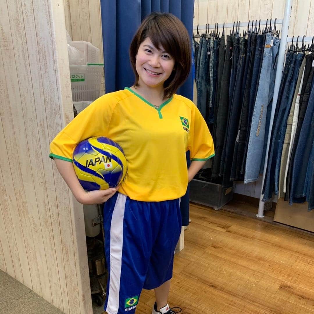 能登瑶子のインスタグラム：「オレモデでコスプレしましたー！⚽️ 大泉町でブラジルを学べ🇧🇷 ということでブラジルらしい衣装を着てみました(^^) お肉やパンなどブラジルでよく食べる食材もスーパーやパン屋さんで体感してきました！ ジョナサンはこの大きなバーガーを食べきれるのか⁈ ぜひ2月21日(木)夜10時〜見てください( ^ω^ ) . #大泉町#SUPER MERCADO  TAKARA #サッカーブラジル代表#TERRITORIO NACIONAL#似合ってるかな#メガトミ#インスタ映え#TOMI#パン#美味#オレモデ#群馬テレビ#群テレ」