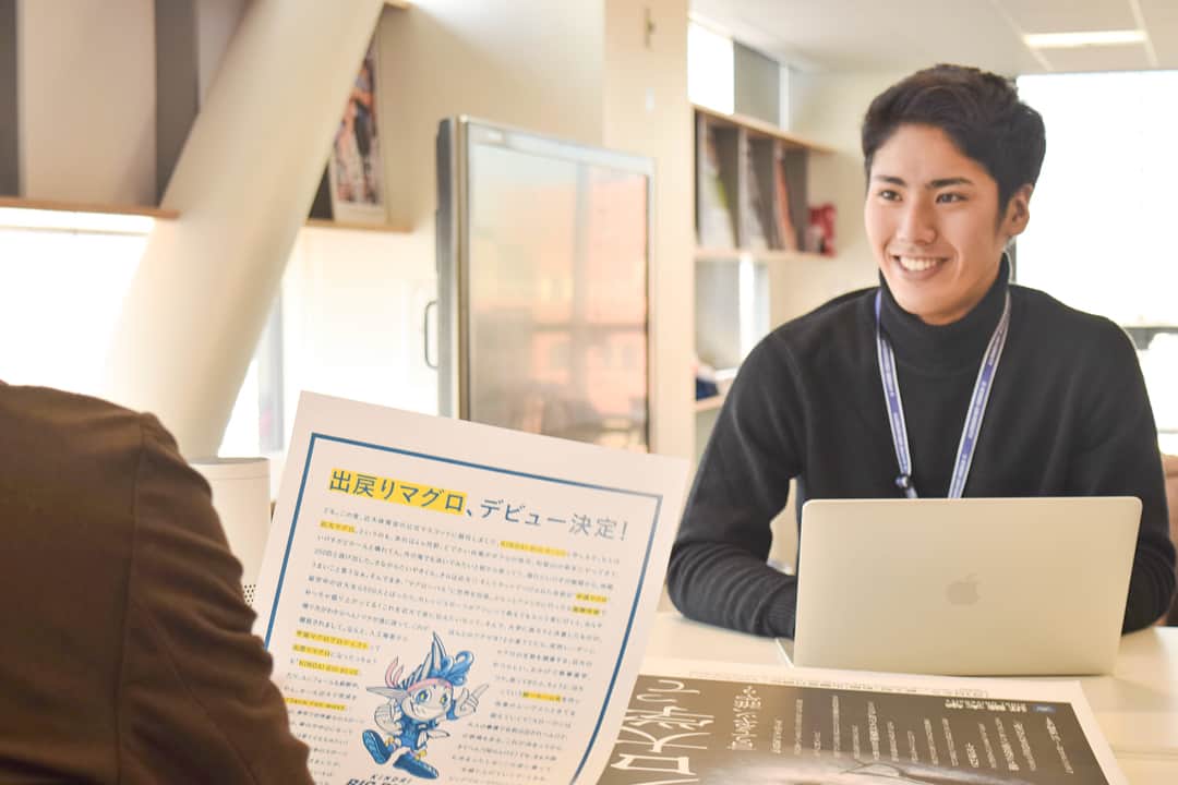 のインスタグラム：「👉近畿大学広報室有償インターン募集👈 画面の前のあなた！ちょっと変わったインターンに興味はありませんか？  ここは「日本一の大学広報」と呼ばれる近大広報室。 近大の"おもろい"がたくさんつまっているところ、それが近大広報室なんです。 ここにあなたの"おもろい"も加えてみたら、あなたにも、私にもまだ見ぬ、もっと"おもろい"ことに出会えるかも！  そんな"おもろい"に出会うことにワクワクしているあなたに出会いたい。 1年間、この空間に飛び込んでみませんか？  応募はこちら👇👇 https://questant.jp/q/S6GGBQL1  #近畿大学 #kindai #近大 #広報室 #インターンシップ #internship #一緒に #おもろいこと #しよう」