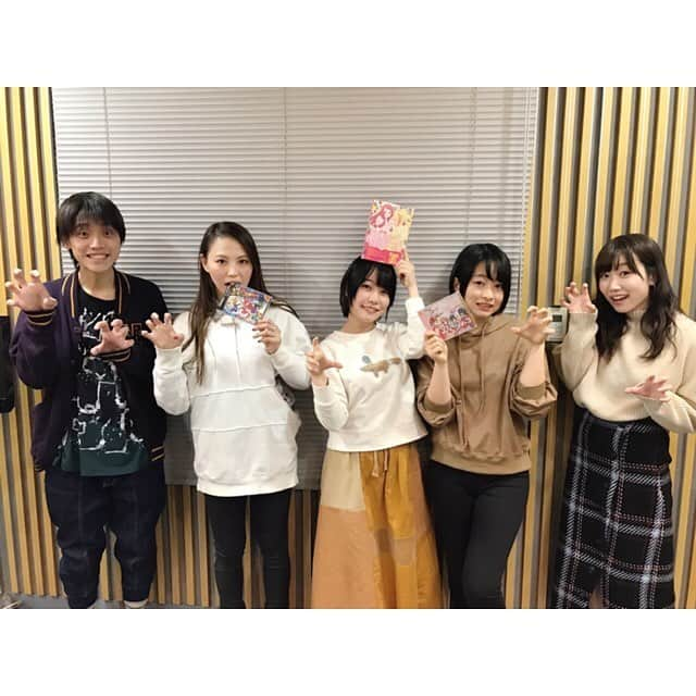 田野アサミさんのインスタグラム写真 - (田野アサミInstagram)「ミューコミ＋プラス📻 昨晩はありがとうございました💗 radikoのタイムフリーで私も聞きました！✌🏻 #吉田尚記 さん#田所あずさ さん 楽しい時間をありがとうございました📻✨👏🏻 本渡氏と河瀬氏の2人が本当に双子のようだ👏☺️ 私も高校生の時は、2人にそっくりな髪型だったなぁ....💗 #ミューコミプラス#ありがとうございました #聴けるよ！#radikoアプリで #お腹減ってたんけじゃないよ💿」1月23日 17時39分 - tano_asami