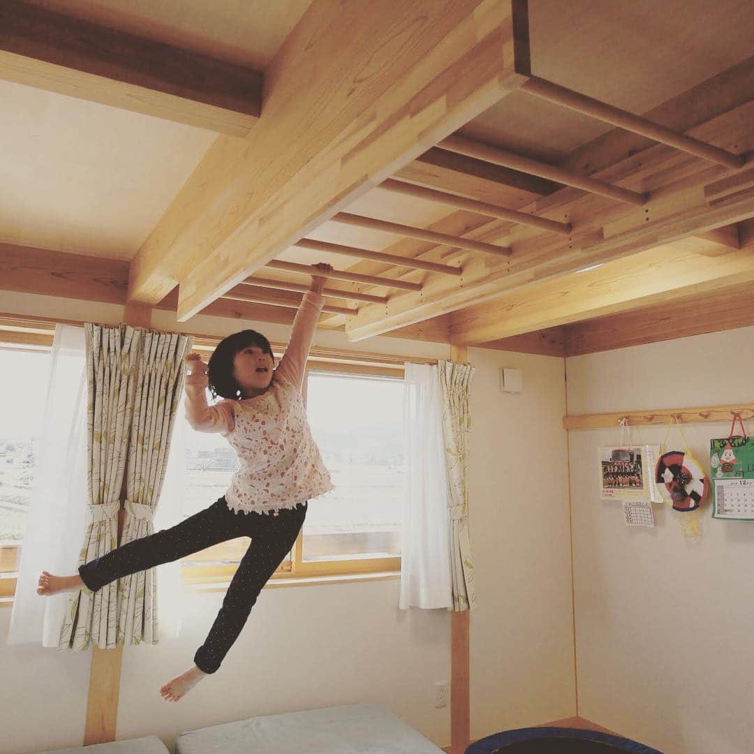 美し信州建設のインスタグラム：「佐久市 K様のお住まい 子供部屋に付けた大工さん手作りの雲梯（うんてい） 雨の日は、物干しへ早変わり😊  #美し信州建設#上田市#木曽桧#長野県#マイホーム#インテリア#新築#家#工務店#リノベーション#住宅#設計#注文住宅#自由設計#無垢材#木の家#田舎暮らし#建築家#施工事例#うんてい#住まい#子供部屋 #自然素材#健康住宅#エコ住宅#interior#マイホーム計画#house#木曽ひのき#」