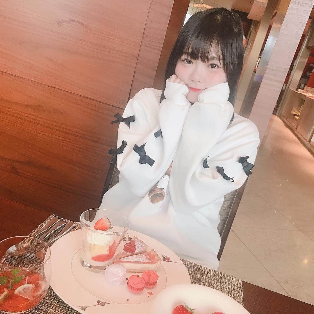 五比桐美憂さんのインスタグラム写真 - (五比桐美憂Instagram)「今年も苺ブーム🍓🍓 いちごの旅に出ます！！ #いちごビュッフェ  #デザート  #インターコンチネンタル大阪」1月23日 17時56分 - gohitigirimiyuu