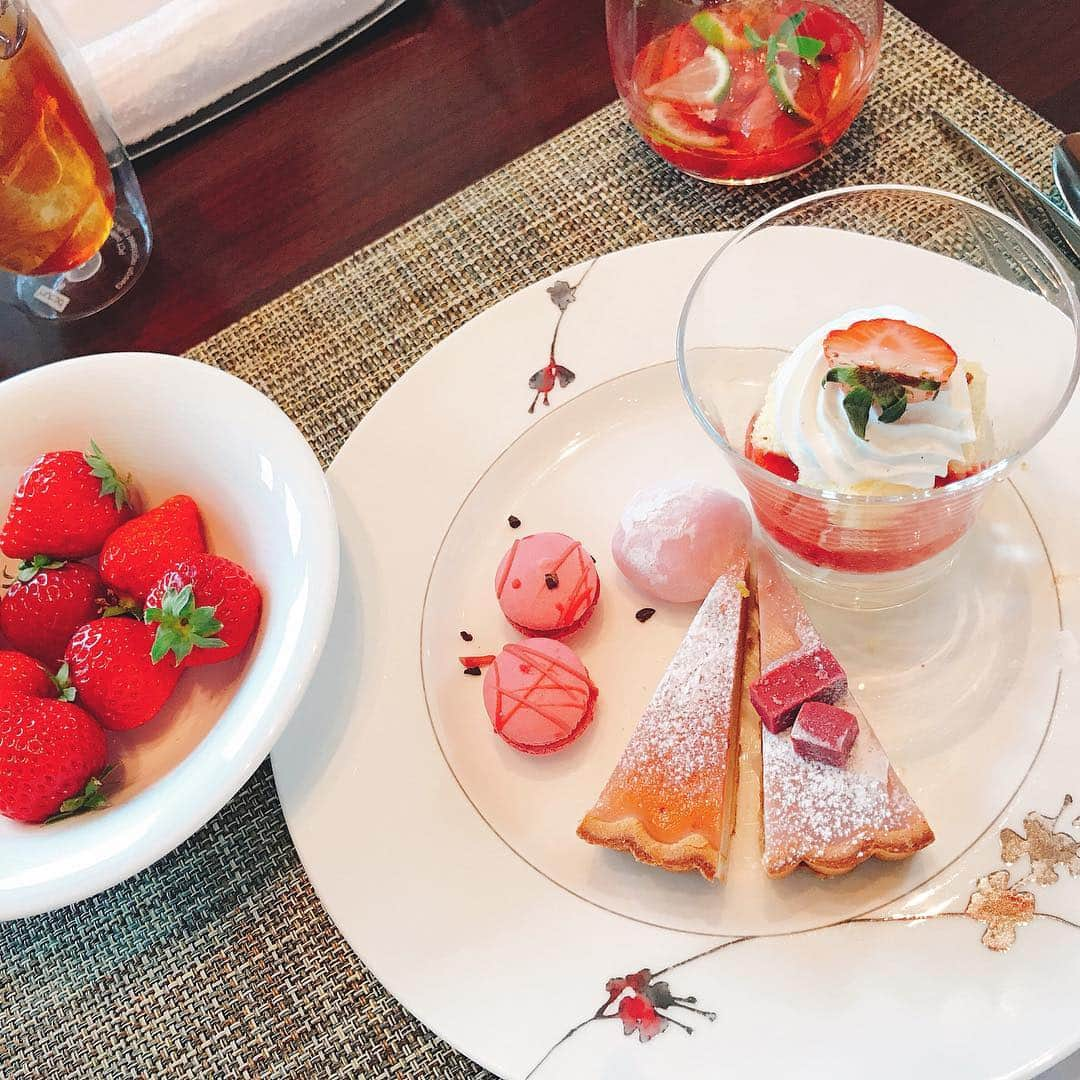 五比桐美憂さんのインスタグラム写真 - (五比桐美憂Instagram)「今年も苺ブーム🍓🍓 いちごの旅に出ます！！ #いちごビュッフェ  #デザート  #インターコンチネンタル大阪」1月23日 17時56分 - gohitigirimiyuu