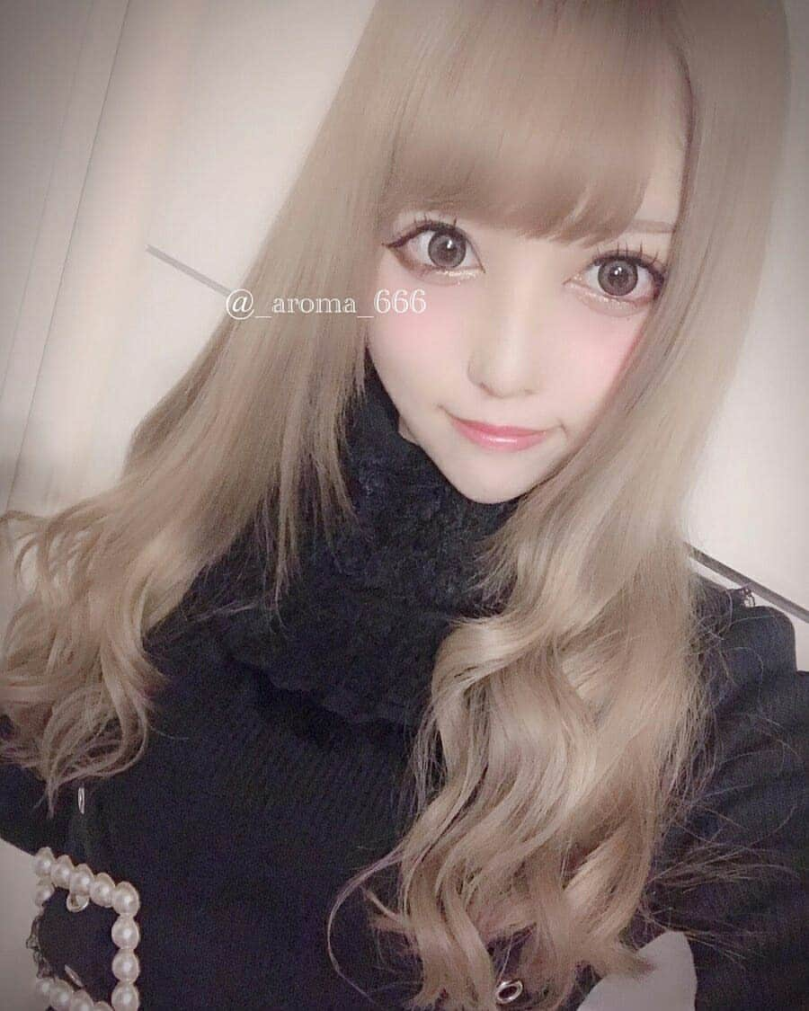 カラコンTeAmoさんのインスタグラム写真 - (カラコンTeAmoInstagram)「﻿ ﻿ 本日ご紹介するのは﻿ Twitterユーザーのあろまにゃん様🎀﻿ ﻿ @nicole_ishida さんがイメモの﻿ 新レンズmimyuシリーズ、﻿ marroge grayを着用してくださってます🎶﻿ ﻿ ふんわり女性らしく﻿ 可愛い瞳にしてくれる﻿ mimyuシリーズ☕💕﻿ ﻿ ナチュラルレンズですが﻿ メインカラーがミストグレーなので﻿ あろまにゃん様のように﻿ ハイトーンヘアとも相性抜群💘﻿ ﻿ 深みがある絶妙カラーです😜﻿ ﻿ 今イチオシレンズなので﻿ 試してみてね～🙆💗﻿ @teamo_contact﻿ ﻿ あろまにゃん様、﻿ 素敵なお写真をありがとうございます！﻿ ﻿ Twitterやってるかたは﻿ _aroma_666 で検索してみてね﻿ 可愛いお写真がたくさんだよ👅﻿ ﻿ ﻿ #メイク #女子力 #美容 #コスメ﻿ #メイクアップ #メイク講習 ﻿ #アイメイク #ナチュラルカラコン﻿ #カラコンレビュー #컬러렌즈﻿ #セルフィー #アイメイク ﻿ #teamo #ティアモ﻿ #カラコン #カラコンレポ ﻿ #mimyu #렌즈﻿ #コスメマニア #グレーカラコン﻿ #化粧品好き #kbeauty﻿ #コスメレポ #女子力アップ ﻿ #美意識up #カラコン着画﻿ #大人可愛い #ティアコン ﻿ #ゆるふわ巻き #메이크업」1月23日 18時06分 - teamo_contact