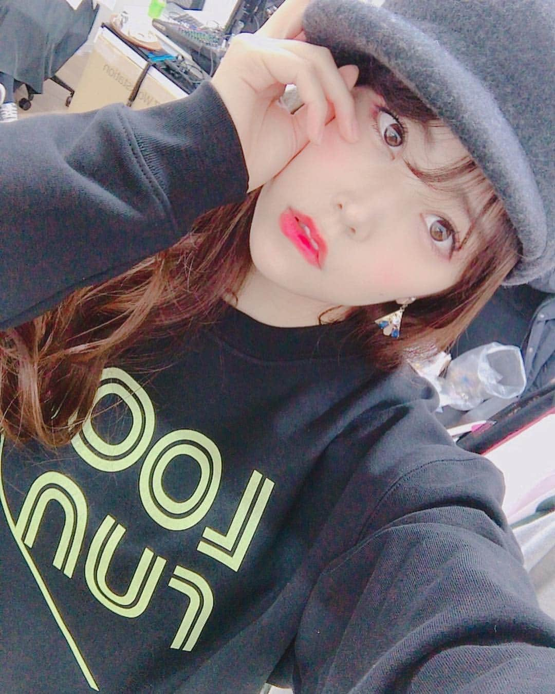 白間美瑠さんのインスタグラム写真 - (白間美瑠Instagram)「みなさん💚🖤 今日から阪急梅田さんで #uneednow のポップアップストアがはじまってます💚  私がデザインさせて頂いた！ 『LOOK run』みるるんスウェット！ 緑と黒の組み合わせが可愛い💚🖤 ぜひ、GET！！私と、お揃いに！！ #みるるんスウェット #lookrun #unn阪急」1月23日 18時18分 - shiro36run