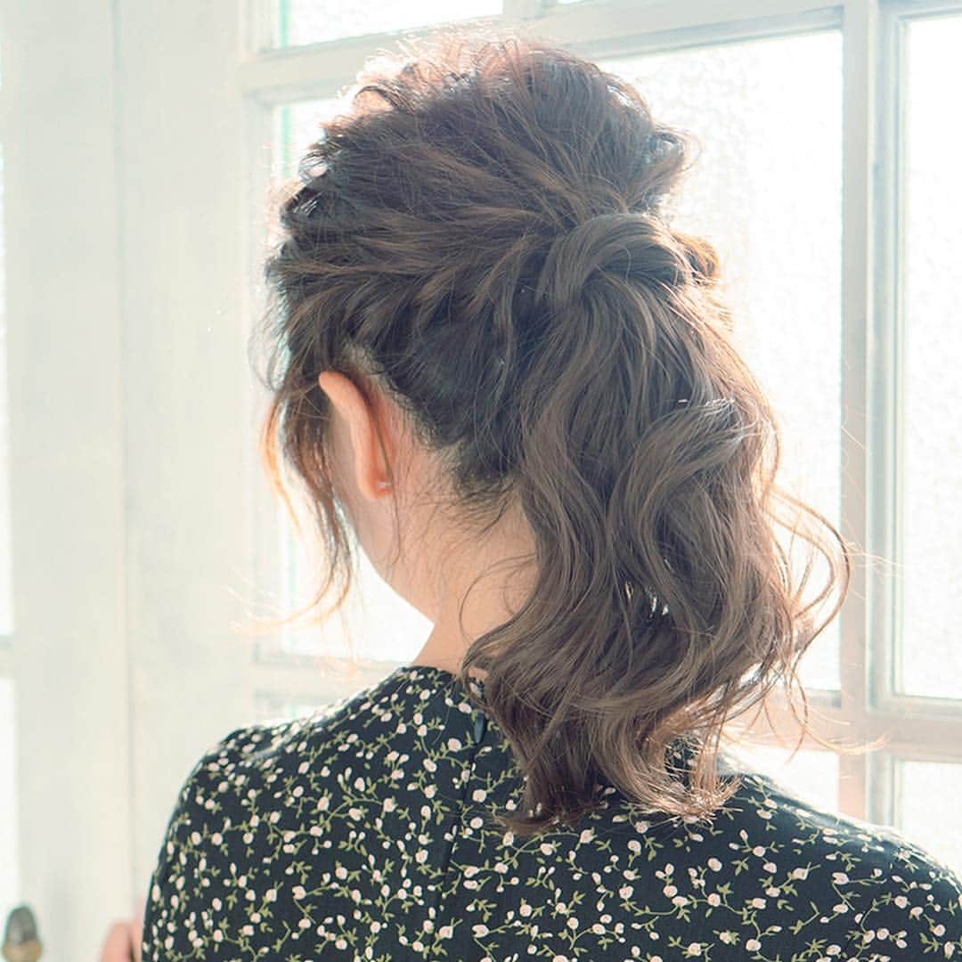 lineastoria_rakutenのインスタグラム：「*﻿ *﻿ New Arrival🌼﻿ ﻿ スタッフにも大人気✌🏻️🎶﻿ ミディアムヘアのポニーテールウィッグがついに登場！﻿ ﻿ 地毛を包み込むように巻き付けるだけで、カンタンにMIXカールのこなれヘアに😍💭❤️﻿ 忙しい朝にもぴったりですよ☀️🐔﻿ ﻿ 🛍item﻿ #ブリッジポニーテールフリルカールミディ﻿ 🙎‍♀️model﻿ #piyo ちゃん﻿ ( #もえぴよ ちゃん )﻿ @_piyogram_﻿ ﻿ #リネアストリア #リネアウィッグ #リネア #ウィッグ #ポニーテールウィッグ #ポイントウィッグ #部分ウィッグ #ポニーテール #ポニテ #ブリッジポニーテール #カツラ #エクステ #ヘアスタイル #アップヘア #新作 #ミディ #ミディアム #ニュアンスカール #ボブ #イメチェン #ヘアアレンジ #アレンジ #lineastoria #lineawig #wig #newarrivals」