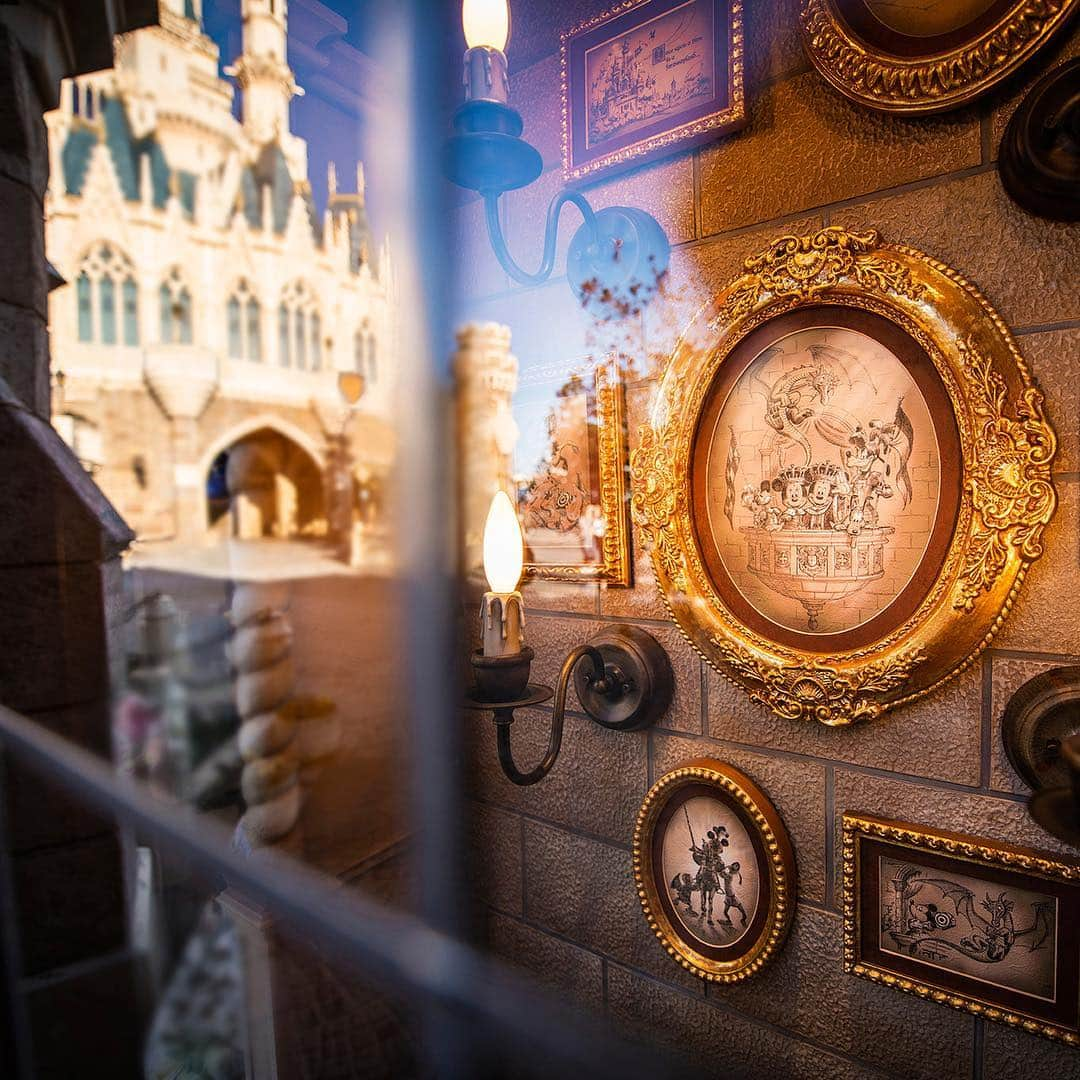 東京ディズニーリゾートさんのインスタグラム写真 - (東京ディズニーリゾートInstagram)「Another treasure in the window. 窓に宝物見つけた！ #kingdomtreasures #fantasyland #tokyodisneyland #tokyodisneyresort #cinderellacastle #キングダムトレジャー #ファンタジーランド #東京ディズニーランド #東京ディズニーリゾート #シンデレラ城 #反射 #映り込み」1月23日 19時29分 - tokyodisneyresort_official