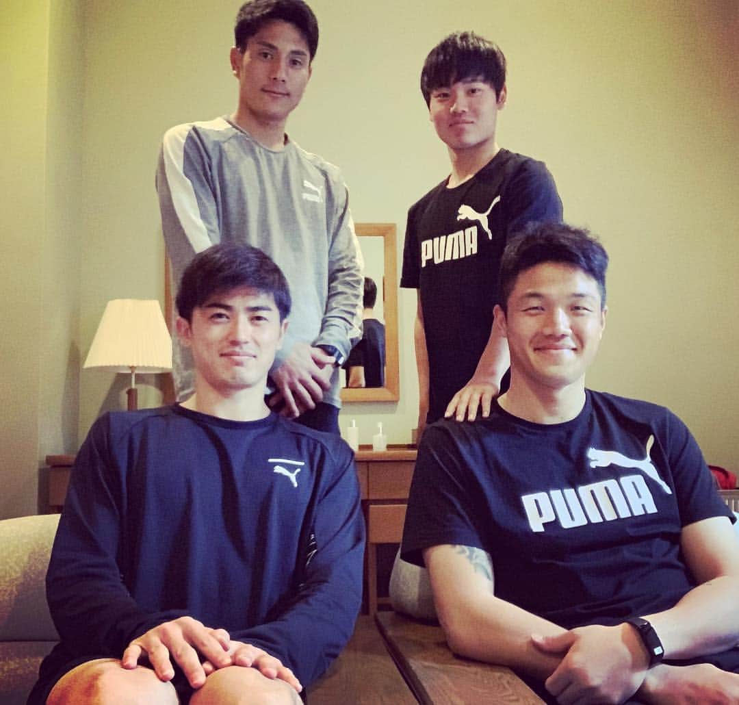 のインスタグラム：「宮崎キャンプの同部屋はこの４人です👨‍👨‍👦 会話は普段2ラリーくらいしか続きませんが、可もなく不可もなく安定した実家のような雰囲気の部屋になっています🙂 そのせいか、写真も自然と家族写真みたいになりましたが、残りのキャンプも頑張ります🤘 . . . #家族写真 #綾町キャンプ #谷口彰悟 #チョンソンリョン #イモ #知念慶」